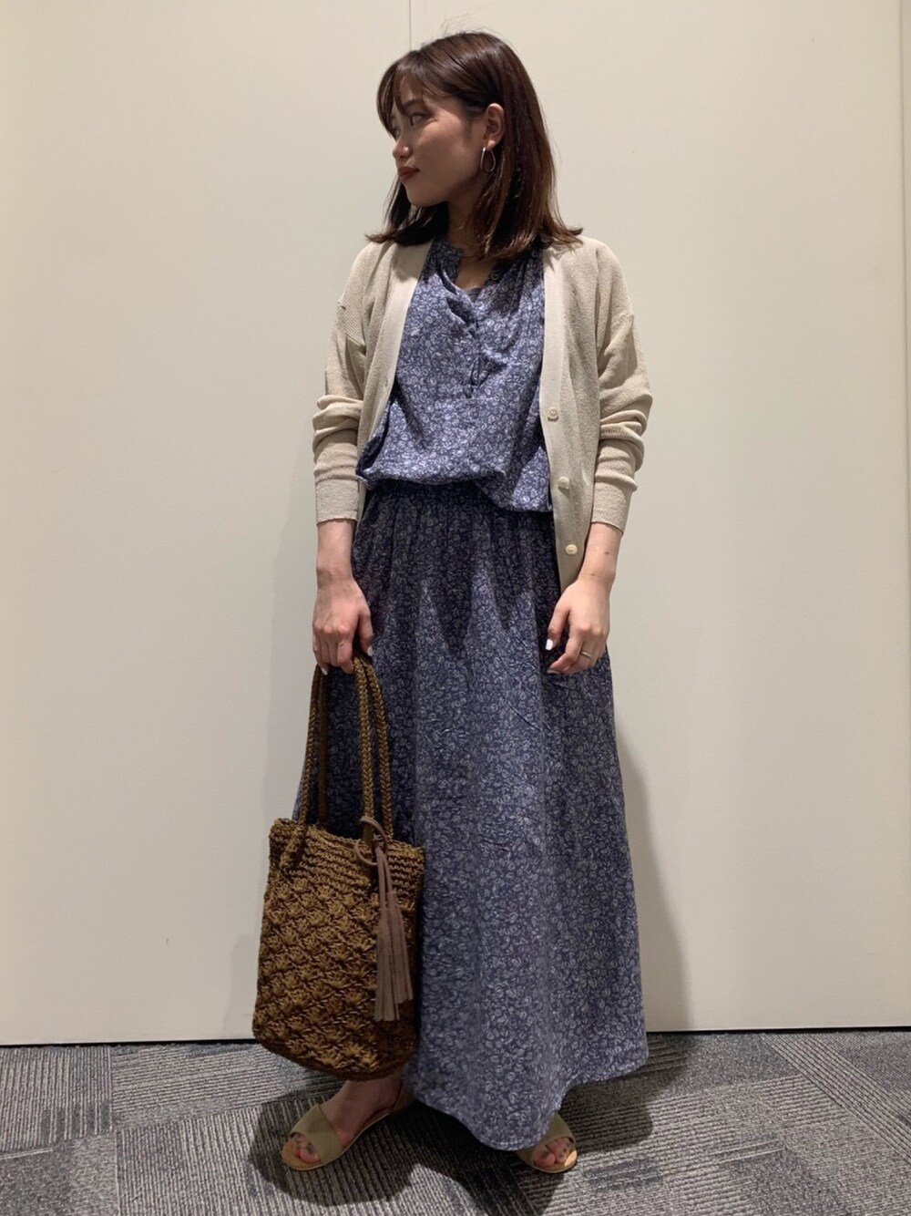 ブルー系のシャツ/ブラウス、ブルー系のスカート、ブラウン系のショルダーバッグを着用したレディースの春コーディネートの1枚目の写真