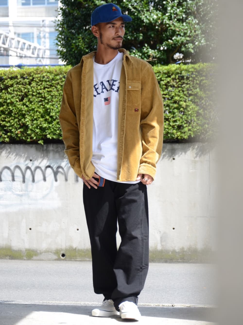 ホワイト系のTシャツ/カットソー、ベージュ系のシャツ/ブラウス、ブルー系のキャップを着用したメンズの夏コーディネートの1枚目の写真