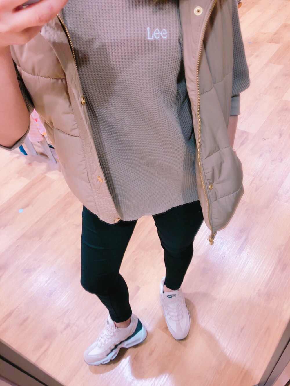 「シンプル、低身長、カジュアル、NIKE、NIKE AIR MAX、出勤コーデ、ママコーデ」｜「TAKEO KIKUCHIのアイテム（ダウンベスト、ベージュ系）」を使った、8lucaさん（レディース・155cm）の春コーディネートの1枚目の写真
