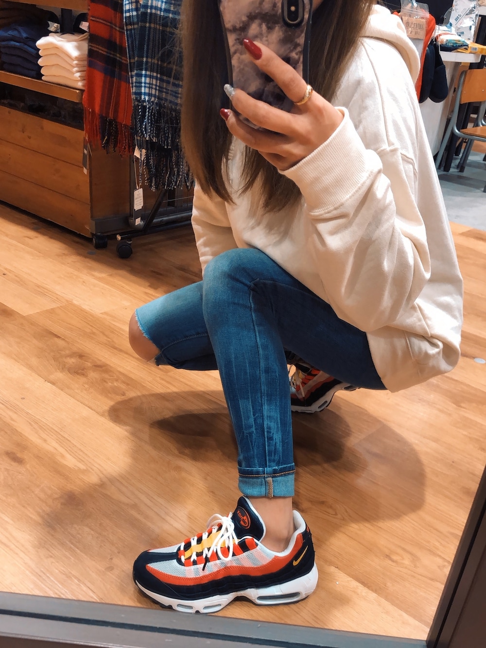 「カジュアル、スニーカー、エアマックス、airmax95、出勤コーデ、ママコーデ、白トレーナー、あしもと倶楽部」｜「NIKEのAIRMax95（スニーカー、レッド系）」を使った、8lucaさん（レディース・155cm）の冬コーディネートの1枚目の写真