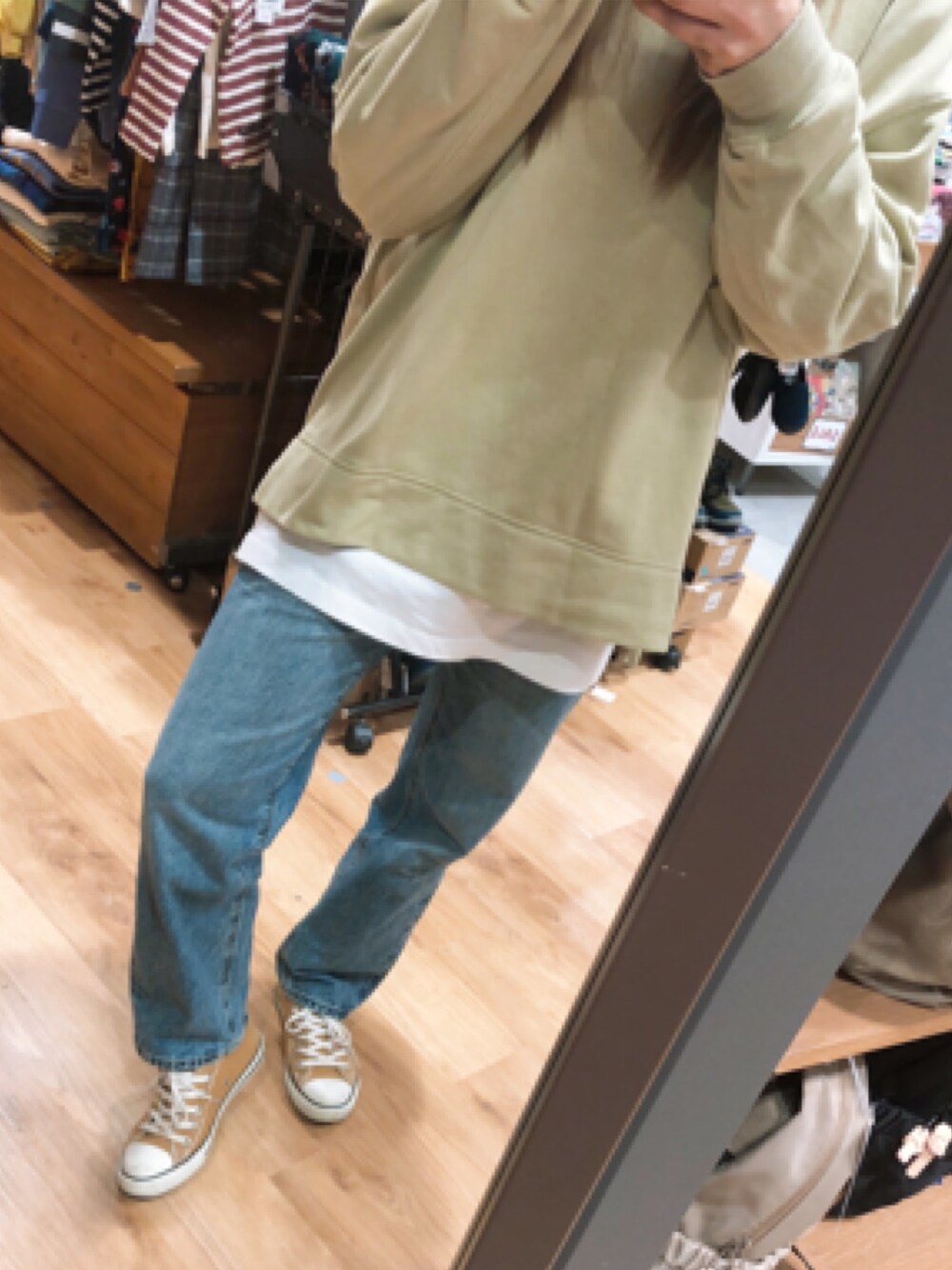「converse、ZARA、カジュアルコーデ、今日のコーデ、出勤コーデ、デニム、ママコーデ、春コーデ」｜「GUのアイテム（パーカー、グリーン系）」を使った、8lucaさん（レディース・155cm）の冬コーディネートの1枚目の写真