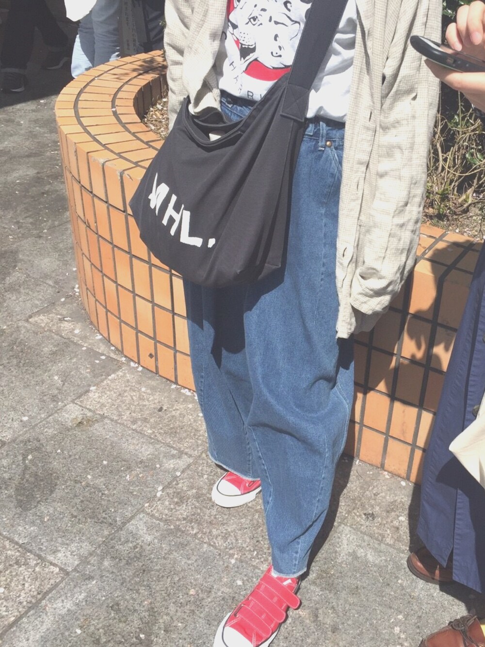 「古着、春コーデ、おしゃれさんと繋がりたい、コンバース、古着MIX、カメラ女子」｜「MHL.の・HEAVY CANVAS（トートバッグ、ブラック系）」を使った、HaRuNaさん（レディース・156cm）の春コーディネートの1枚目の写真