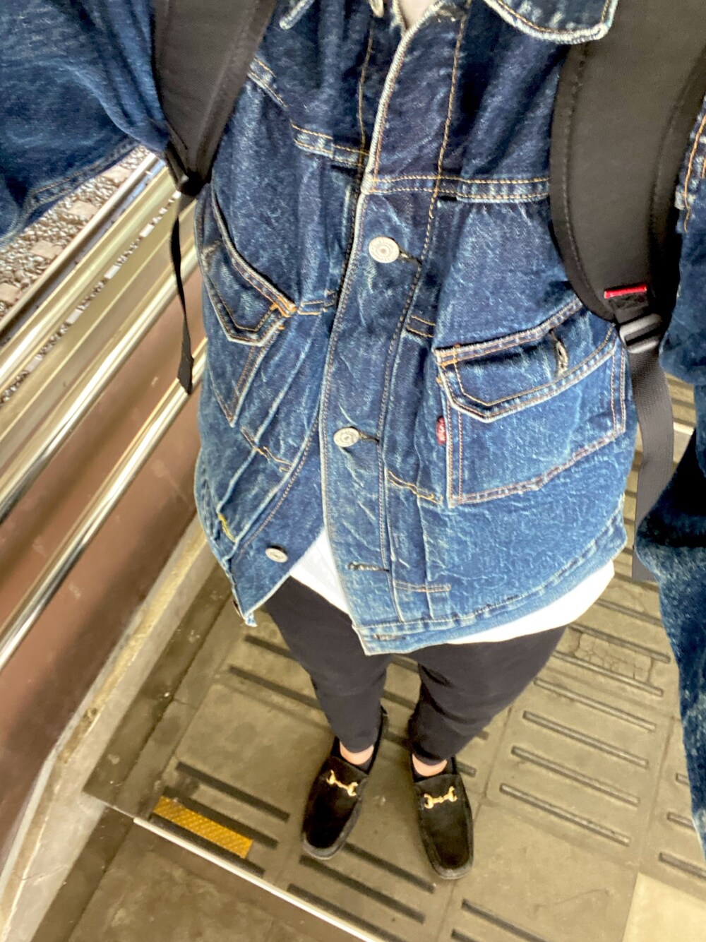 「シンプルコーデ、おしゃれさんと繋がりたい、カジュアルコーデ、革靴、古着好きな人と繋がりたい、相互フォロー」｜「GUCCIのアイテム（モカシン/デッキシューズ、ブラック系）」を使った、たかじんさん（メンズ・182cm）の春コーディネートの1枚目の写真