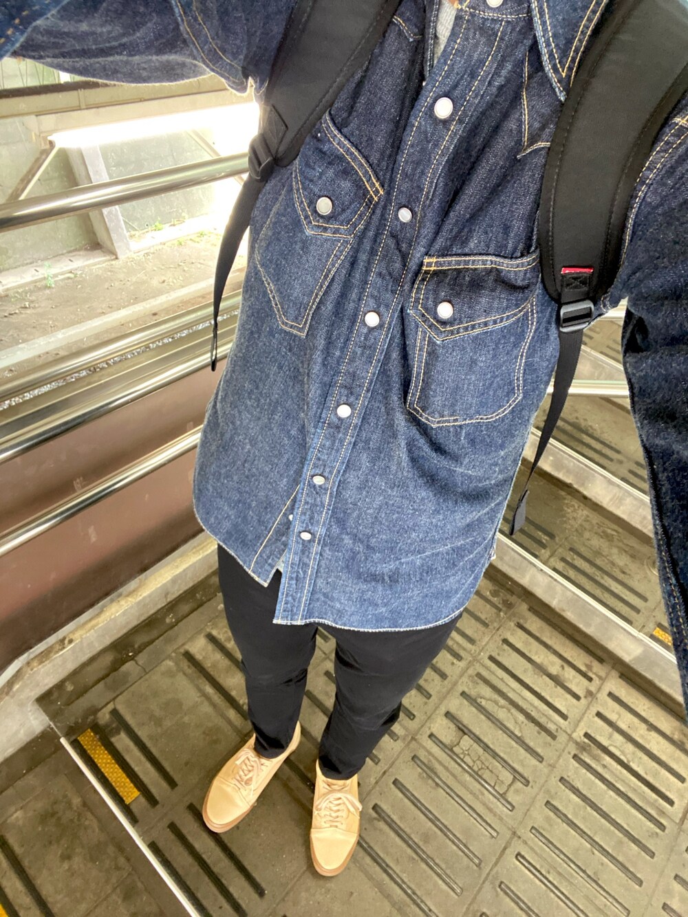 ブルー系のシャツ/ブラウス、ブラック系のデニムパンツ、ベージュ系のスニーカーを着用したメンズの春コーディネートの1枚目の写真