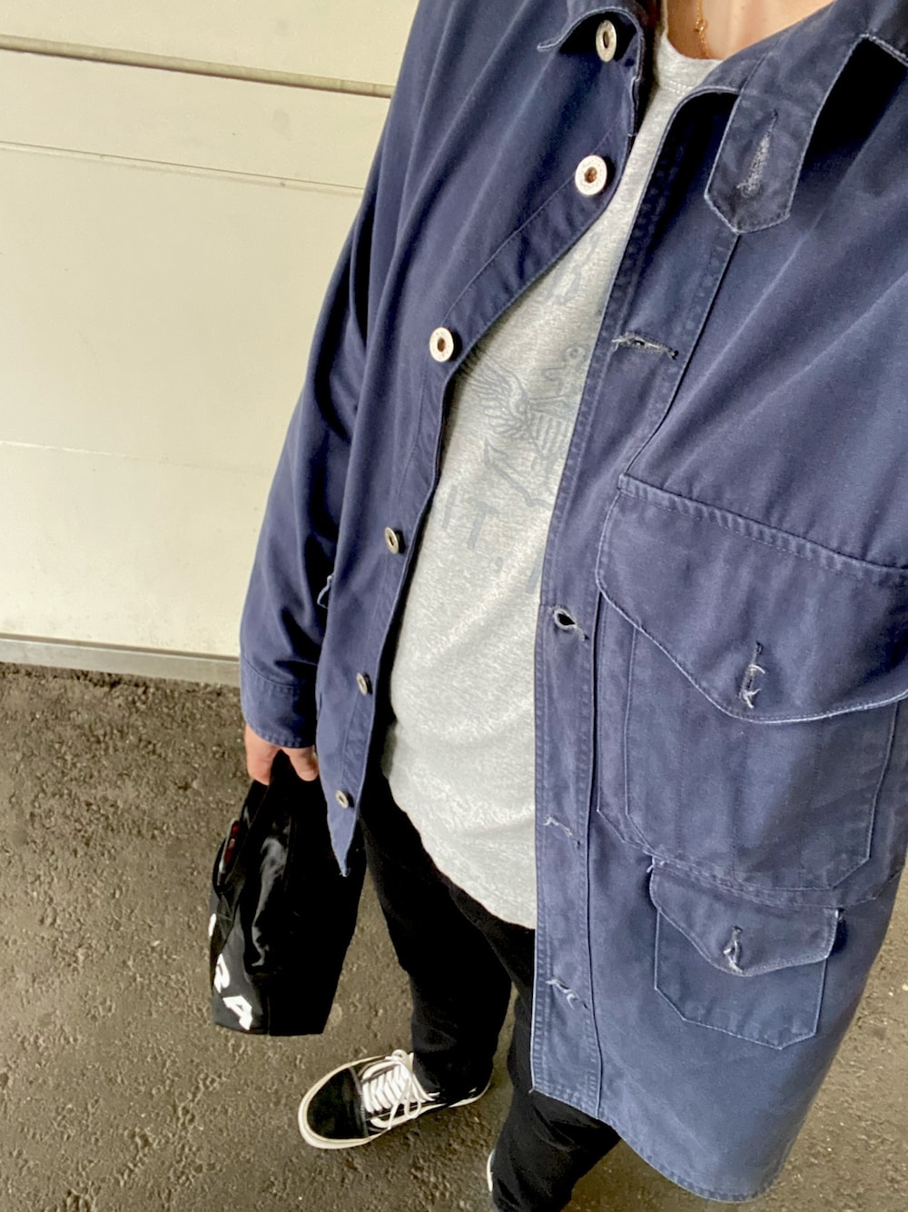 「おしゃれさんと繋がりたい、黒スキニー、スニーカー」｜「RRLのアイテム（Tシャツ/カットソー、グレー系）」を使った、たかじんさん（メンズ・182cm）の春コーディネートの1枚目の写真