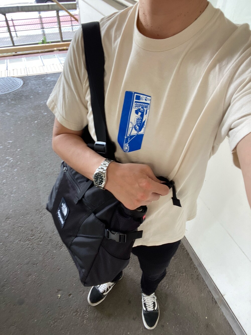 「夏コーデ、シンプルコーデ、今日のコーデ、春夏コーデ、カジュアルコーデ、スニーカー、GU、黒スキニー」｜「Supreme のアイテム（Tシャツ/カットソー、ベージュ系）」を使った、たかじんさん（メンズ・182cm）の夏コーディネートの1枚目の写真