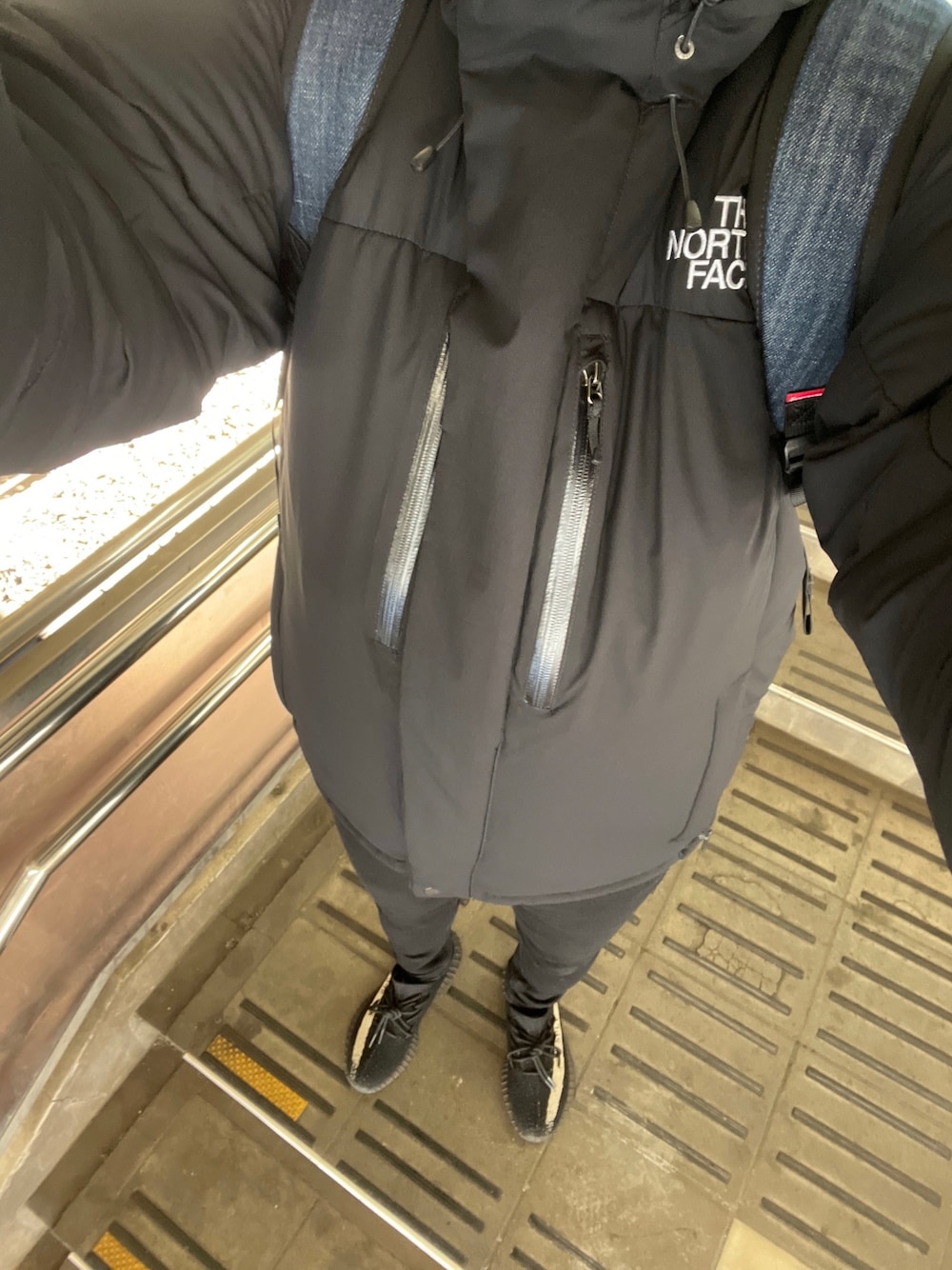 「おしゃれさんと繋がりたい、大人カジュアル、いいね、save、フォローお願いします🤑、ブラック、ノースフェイス、supreme」｜「Supreme のアイテム（バックパック/リュック、ブルー系）」を使った、たかじんさん（メンズ・182cm）の冬コーディネートの1枚目の写真