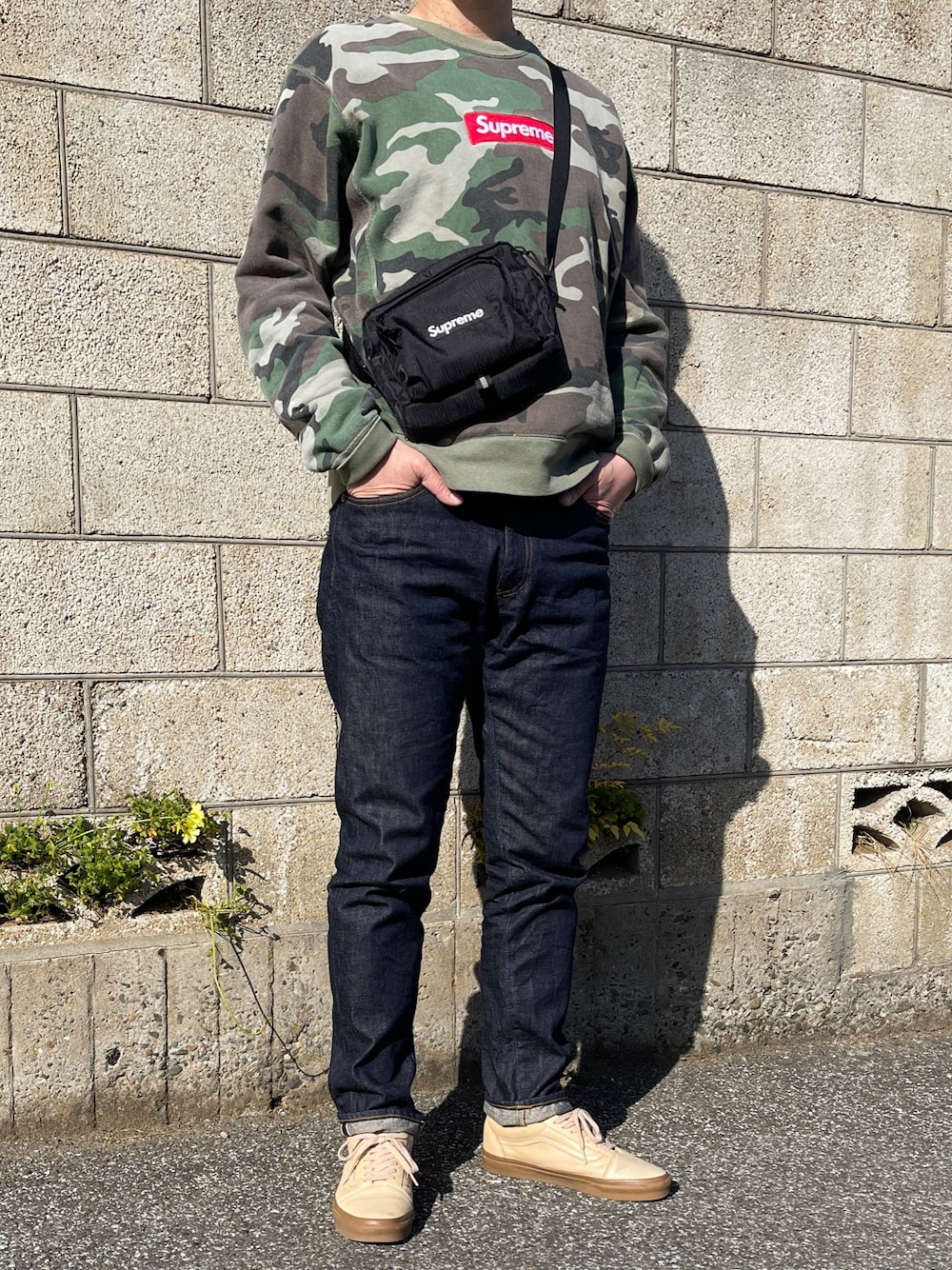 「supreme、カジュアルコーデ、スニーカー、ベージュ、デニム、お洒落さんとつながりたい」｜「Supreme のアイテム（スウェット、グリーン系）」を使った、たかじんさん（メンズ・182cm）の春コーディネートの1枚目の写真