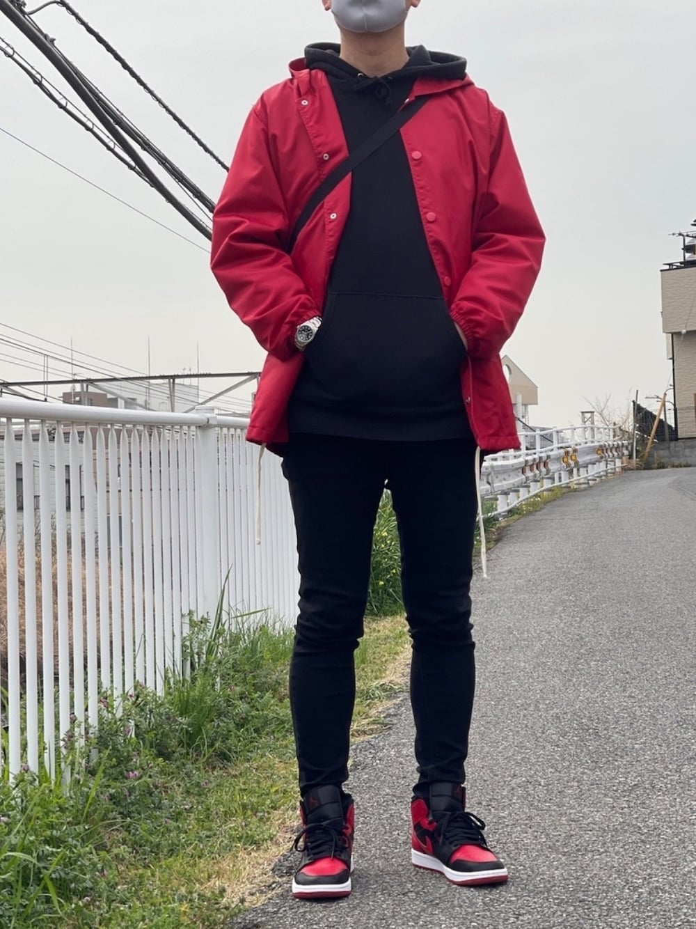 「シンプル、おしゃれさんと繋がりたい、今日のコーデ、supreme、fogEssentials、黒、ビックシルエット、カジュアル、ストリート、黒スキニー」｜「FOG ESSENTIALSのアイテム（ナイロンジャケット、レッド系）」を使った、たかじんさん（メンズ・182cm）の春コーディネートの1枚目の写真