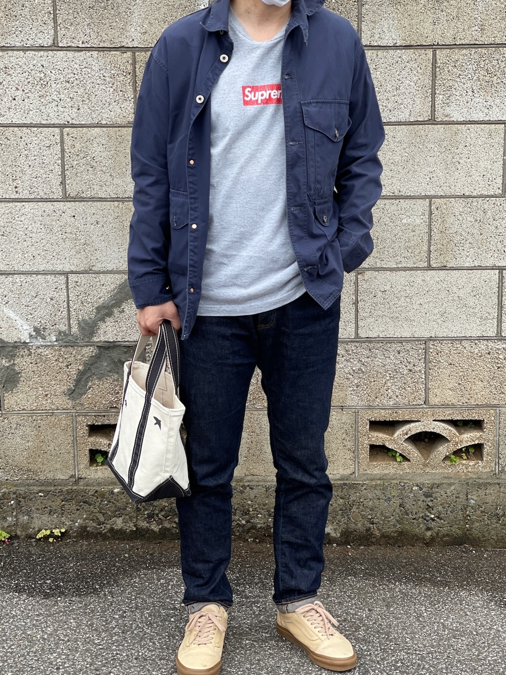 「supreme、お洒落さんとつながりたい、オトナカジュアル、シンプルコーデ、ワークジャケット、休日スタイル、フォローミー、エルエルビーン、トートバッグ」｜「POST O'ALLSのアイテム（カバーオール、ブルー系）」を使った、たかじんさん（メンズ・182cm）の春コーディネートの1枚目の写真