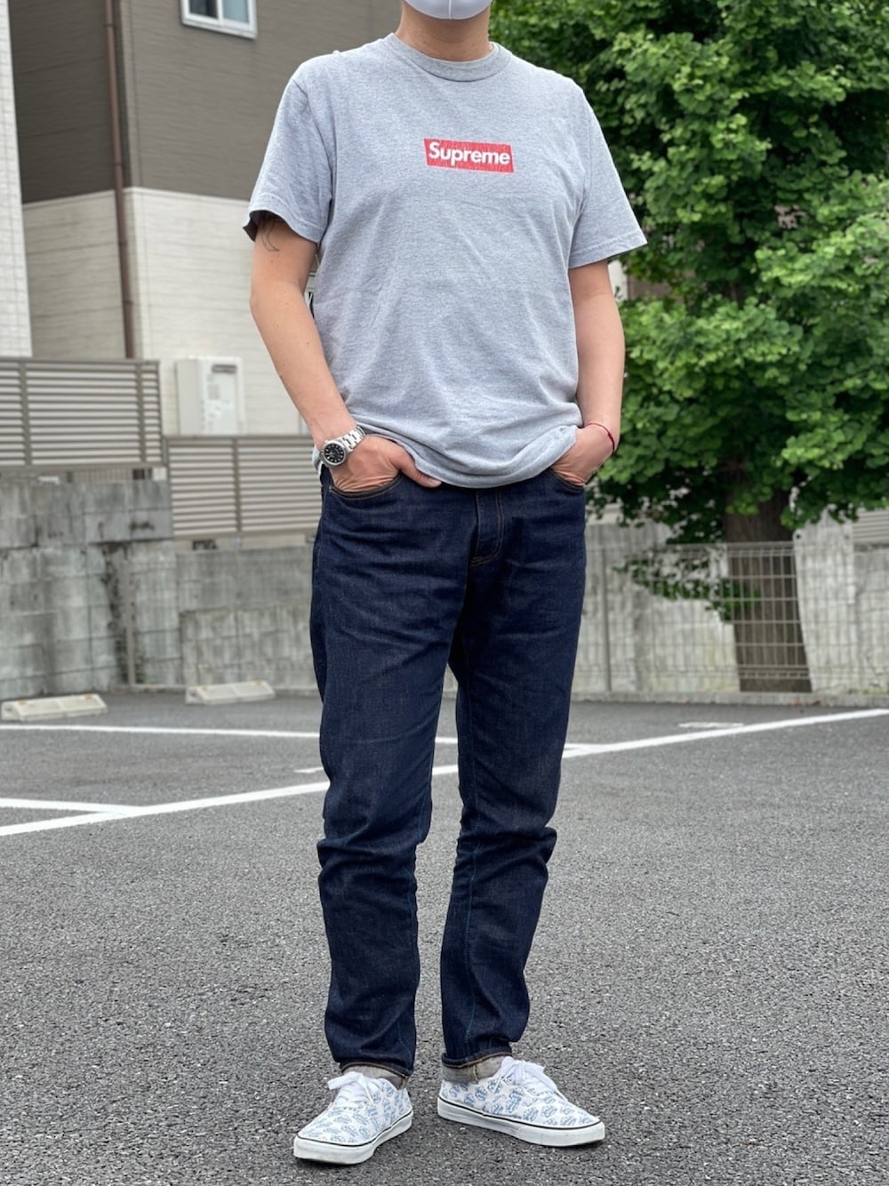 「supreme、リラックススタイル、休日コーデ、春夏コーデ、スニーカー、夏コーデ、スニーカーコーデ、デニム、休日スタイル、これが私をアゲる服」｜「Supreme のアイテム（Tシャツ/カットソー、グレー系）」を使った、たかじんさん（メンズ・182cm）の春コーディネートの1枚目の写真