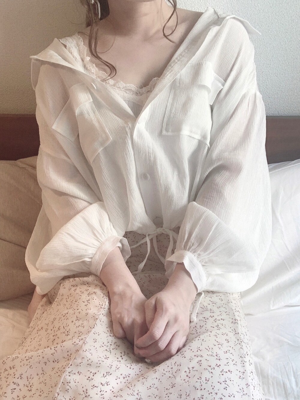 「休日スタイル、お洒落さんとつながりたい、シンプルコーデ、ゆるコーデ、部屋撮り、ワントーンコーデ、大人カジュアル、おうちファッション、へザー、ヘザー(Heather)」｜「HeatherのECOコットンレースキャミ　868707（キャミソール、ホワイト系）」を使った、mさん（メンズ・159cm）の春コーディネートの1枚目の写真
