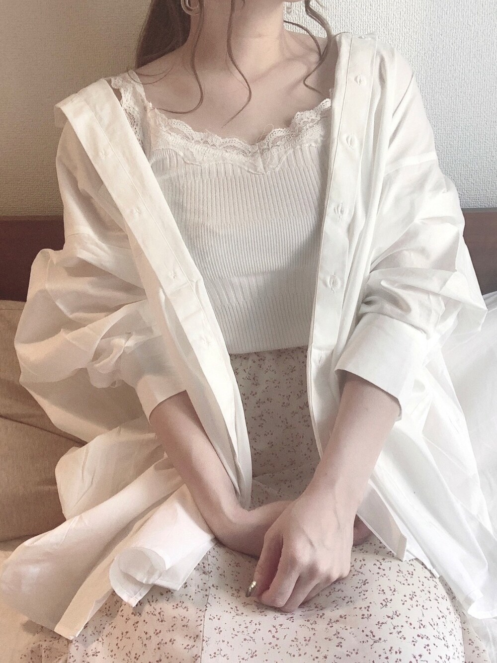 「休日スタイル、お洒落さんとつながりたい、シンプルコーデ、部屋撮り、ワントーンコーデ、大人カジュアル、おうちファッション、へザー、ヘザー(Heather)」｜「HeatherのECOコットンレースキャミ　868707（キャミソール、ホワイト系）」を使った、mさん（メンズ・159cm）の春コーディネートの1枚目の写真