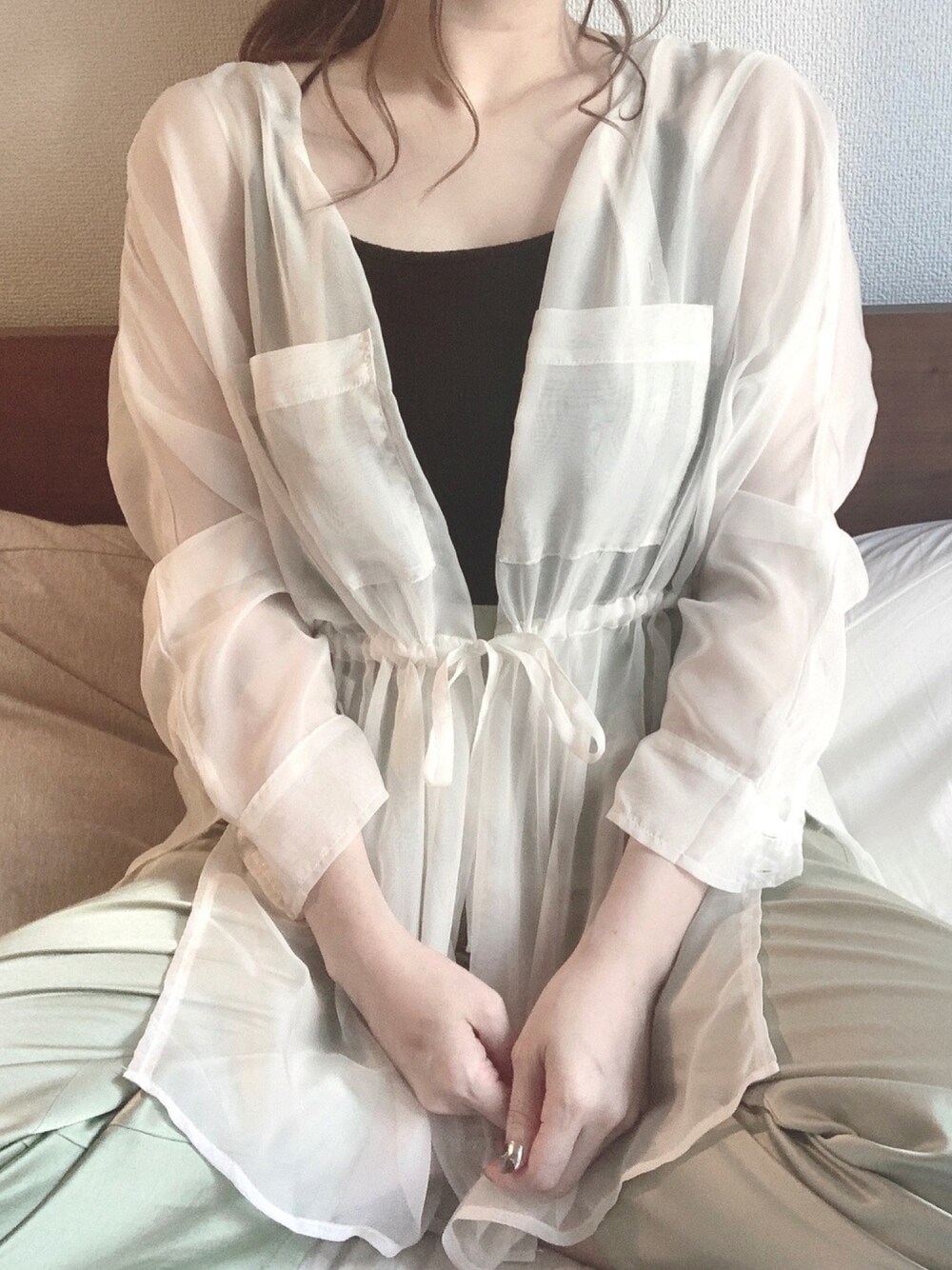 「休日スタイル、お洒落さんとつながりたい、シンプルコーデ、カジュアルコーデ、ootd、部屋撮り、おうちファッション、大人カジュアル、へザー、ヘザー(Heather)」｜「Heatherのクロスストラップキャミ　883712（キャミソール、ブラック系）」を使った、mさん（メンズ・159cm）の春コーディネートの1枚目の写真