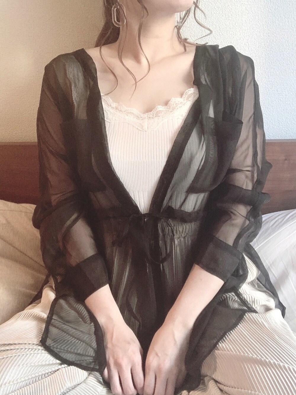 「休日スタイル、お洒落さんとつながりたい、シンプルコーデ、ゆるコーデ、ootd、部屋撮り、おうちファッション、大人カジュアル、へザー、ヘザー(Heather)」｜「HeatherのECOコットンレースキャミ　868707（キャミソール、ホワイト系）」を使った、mさん（メンズ・159cm）の春コーディネートの1枚目の写真