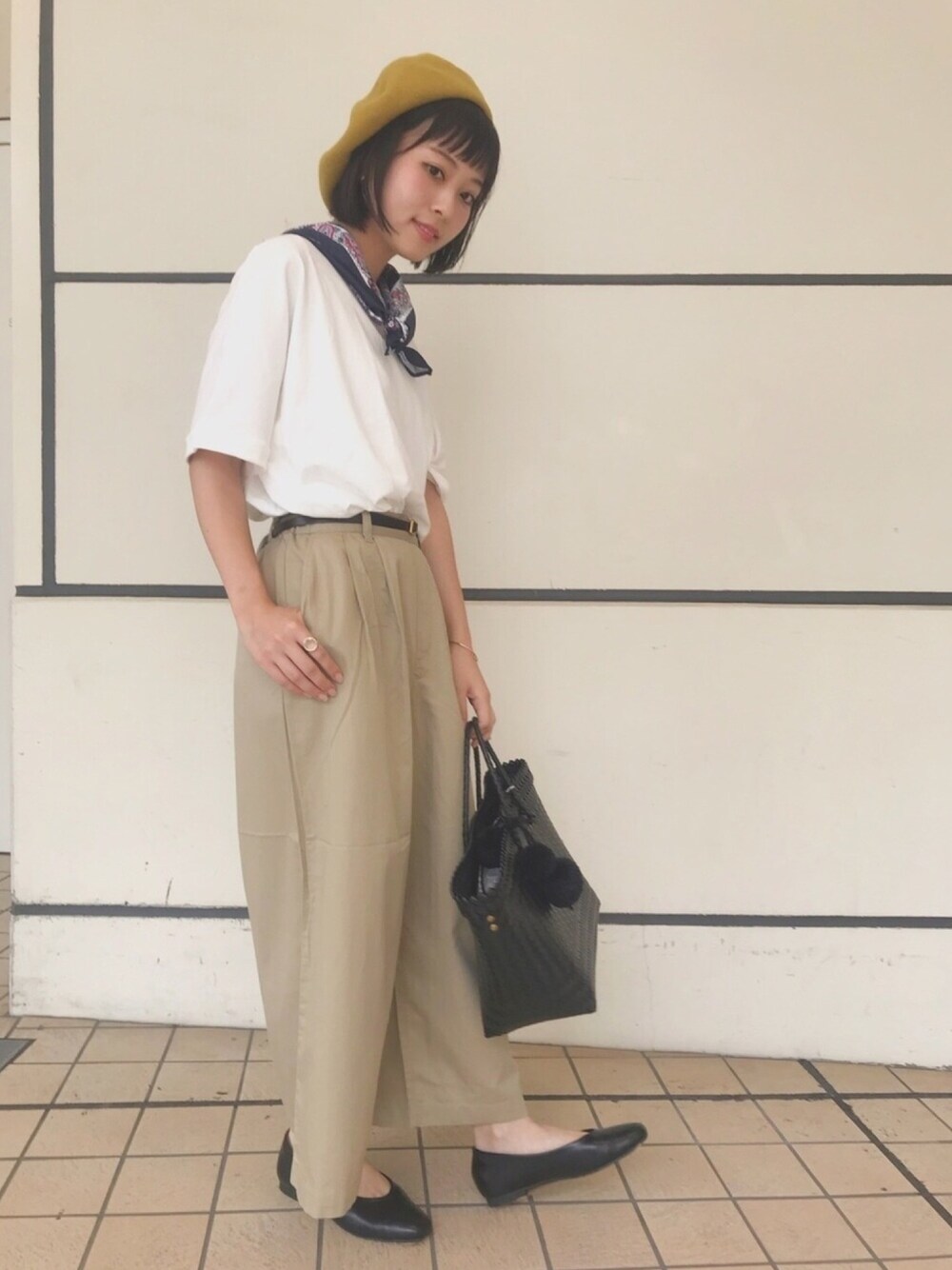 ブラック系のトートバッグ、ブラック系のパンプス、ホワイト系のTシャツ/カットソーを着用したレディースの夏コーディネートの1枚目の写真