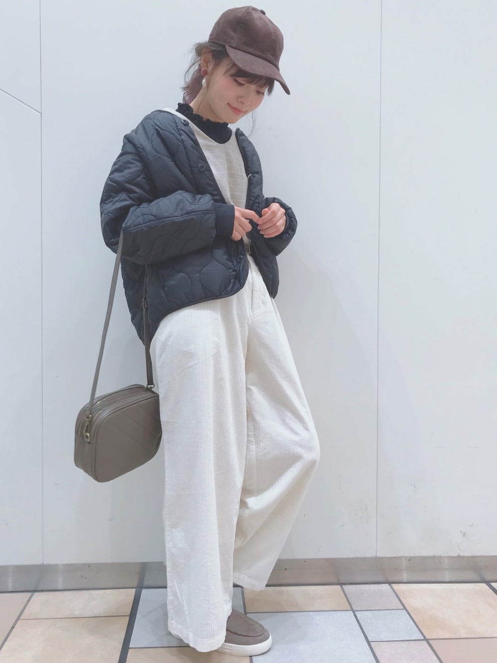 ブラック系のブルゾン、その他のTシャツ/カットソー、ブラック系のTシャツ/カットソーを着用したレディースの秋コーディネートの1枚目の写真