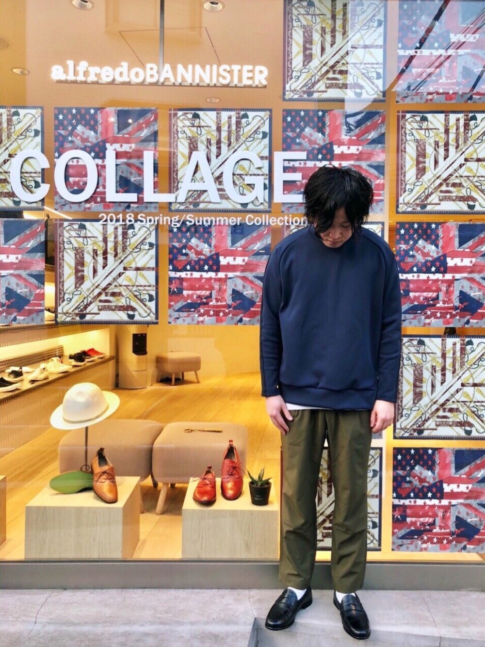 「きれいめカジュアル、オーバーサイズ、プルオーバー、テーパードパンツ、ローファー、レイヤードスタイル、ストリート、カーキパンツ、春コーデ、革靴」｜「alfredoBANNISTERの踏み履きローファー（ローファー、ブラック系）」を使った、ジョータローさん（メンズ・169cm）の春コーディネートの1枚目の写真