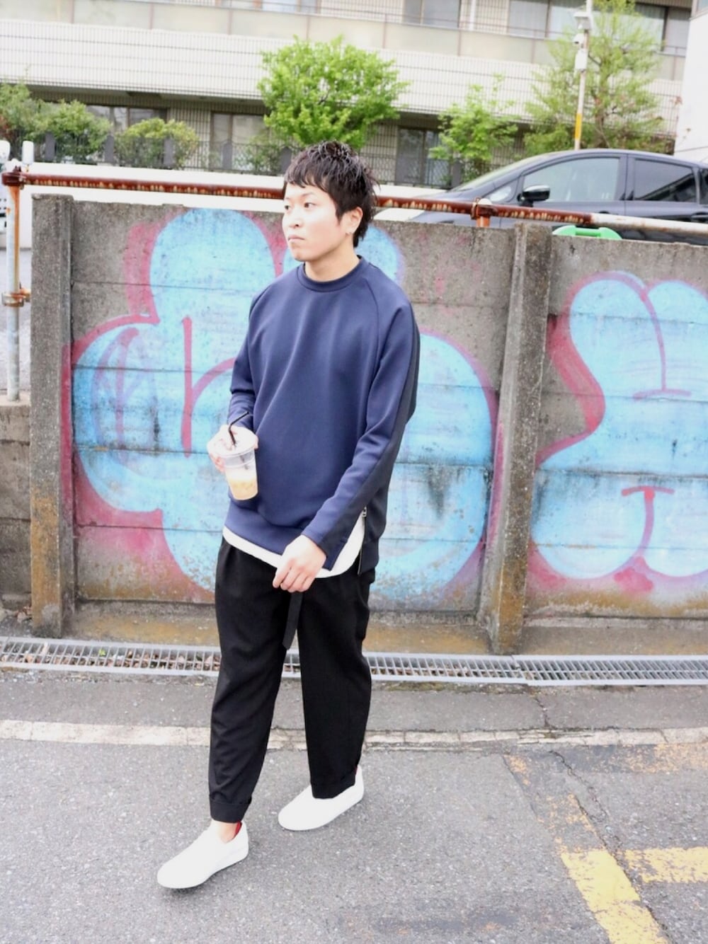 「スニーカー、ストリート、ワイドパンツ、おしゃれさんと繋がりたい、休日スタイル、バイカラー、大人カジュアル、スリッポン、オーバーサイズ、散歩」｜「EN ROUTEの＜EN ROUTE＞ ポリエステル バイカラー サイドジップ スウェット（スウェット、ブルー系）」を使った、ジョータローさん（メンズ・169cm）の春コーディネートの1枚目の写真