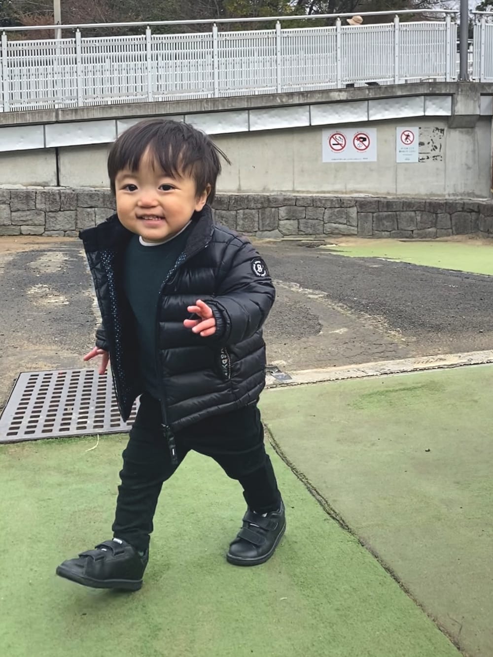 「冬アウター着回しチャレンジ、キッズコーデ、キッズファッション、kids、男の子、男の子コーデ、冬コーデ」｜「BEAMSのアイテム（ダウンジャケット/コート、ブラック系）」を使った、haru517tさん（キッズ・80cm）の冬コーディネートの1枚目の写真