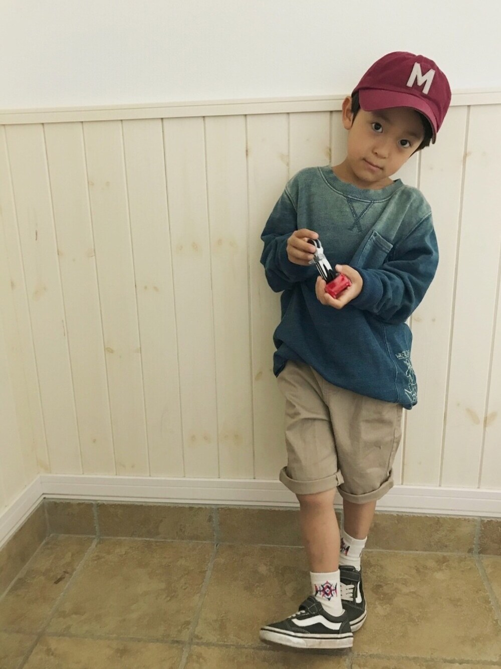 「男の子コーデ、キッズコーデ、ハーフパンツ、インディゴ、キャップ」｜「BREEZEのインディゴ刺繍トレーナー（スウェット、ブルー系）」を使った、keiiさん（キッズ・120cm）の秋コーディネートの1枚目の写真