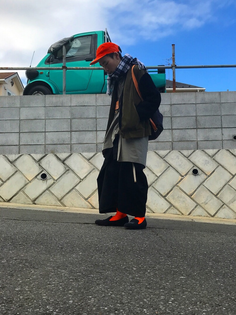 「冬、黒パンツ、ドメスティックブランド、ハイブランド、蛍光カラー、デザインシャツ、デザインパンツ、2017AW」｜「Hender Schemeのroom pumps（その他シューズ、グレー系）」を使った、takumi.さん（メンズ・165cm）の冬コーディネートの1枚目の写真