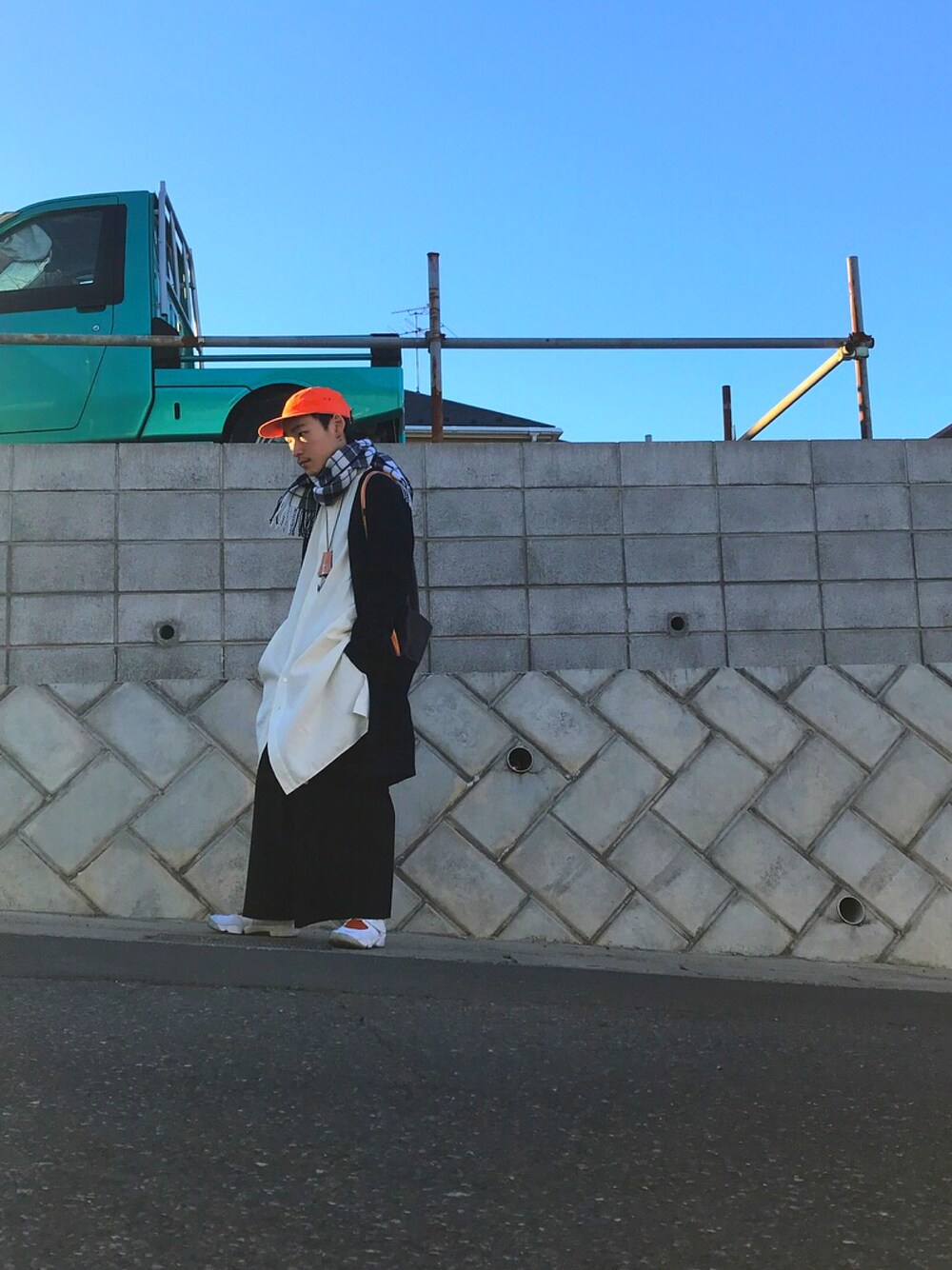 「おしゃれさんと繋がりたい、ビックシルエット、モード、和装、ヒムカシ製図、袴、ロングシャツ、冬コーデ、作務衣、マフラー」｜「SASQUATCHfabrix.の【SASQUATCHfabrix.】BIG SILHOUETTE PANTS（その他パンツ、ブラック系）」を使った、takumi.さん（メンズ・165cm）の冬コーディネートの1枚目の写真