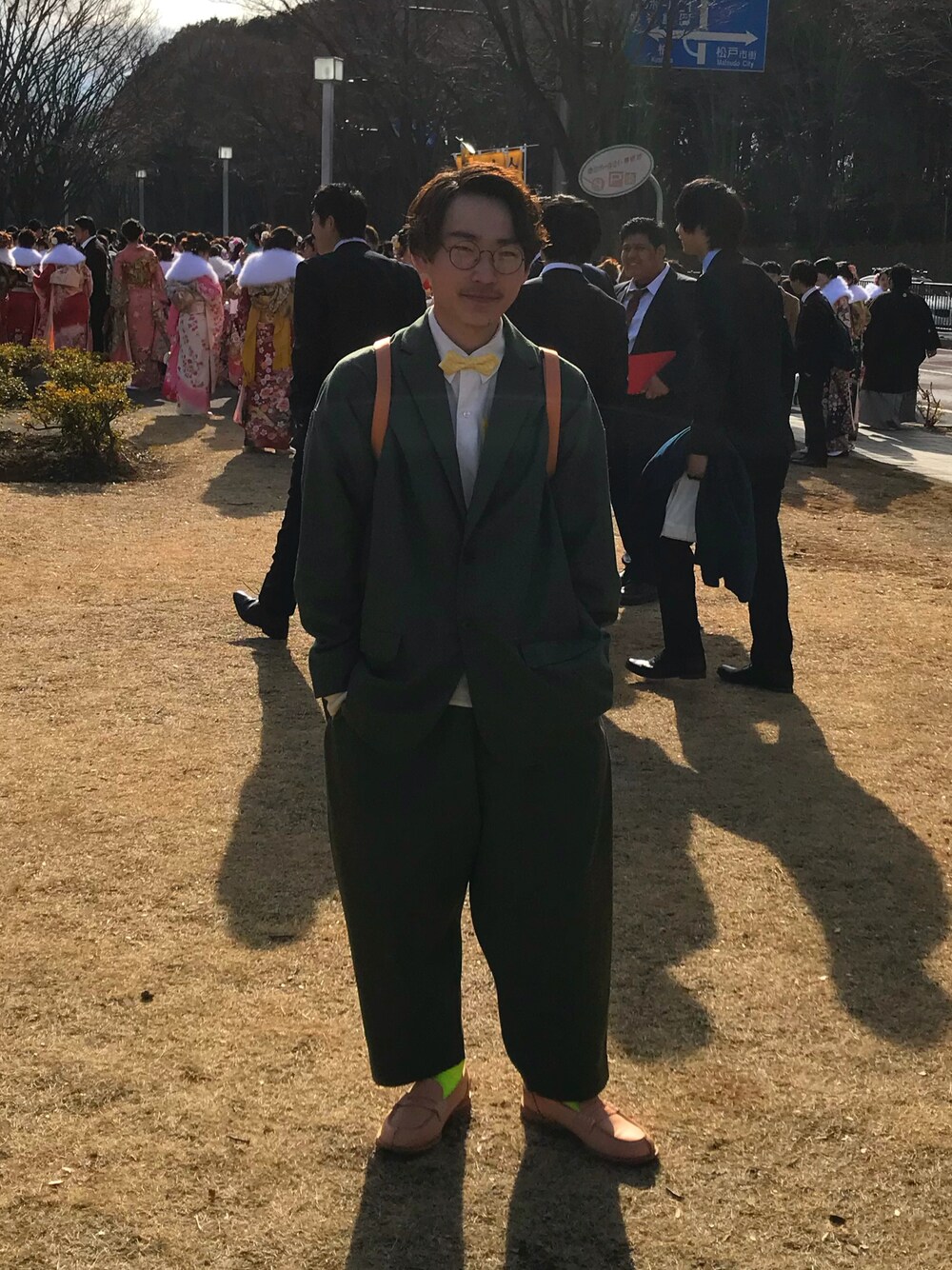 「大学生、成人式、おしゃれさんと繋がりたい、ootd、COMME des GARCONS、よそいき、セットアップ、ローファー、蝶ネクタイ」｜「Hender SchemeのHender Scheme(エンダー スキーマ) safe socks（ソックス/靴下、イエロー系）」を使った、takumi.さん（メンズ・165cm）の冬コーディネートの1枚目の写真