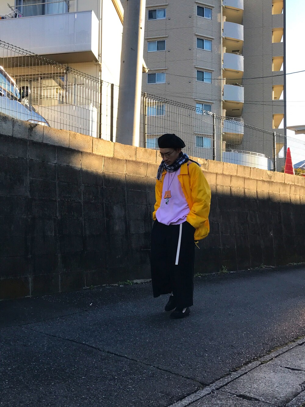 「TENBOX、10匣、2018ss、2017AW、ストリート、ハイブランド、ootd、おしゃれさんと繋がりたい、コーチジャケット、大学生」｜「Hender Schemeのroom pumps（その他シューズ、グレー系）」を使った、takumi.さん（メンズ・165cm）の冬コーディネートの1枚目の写真