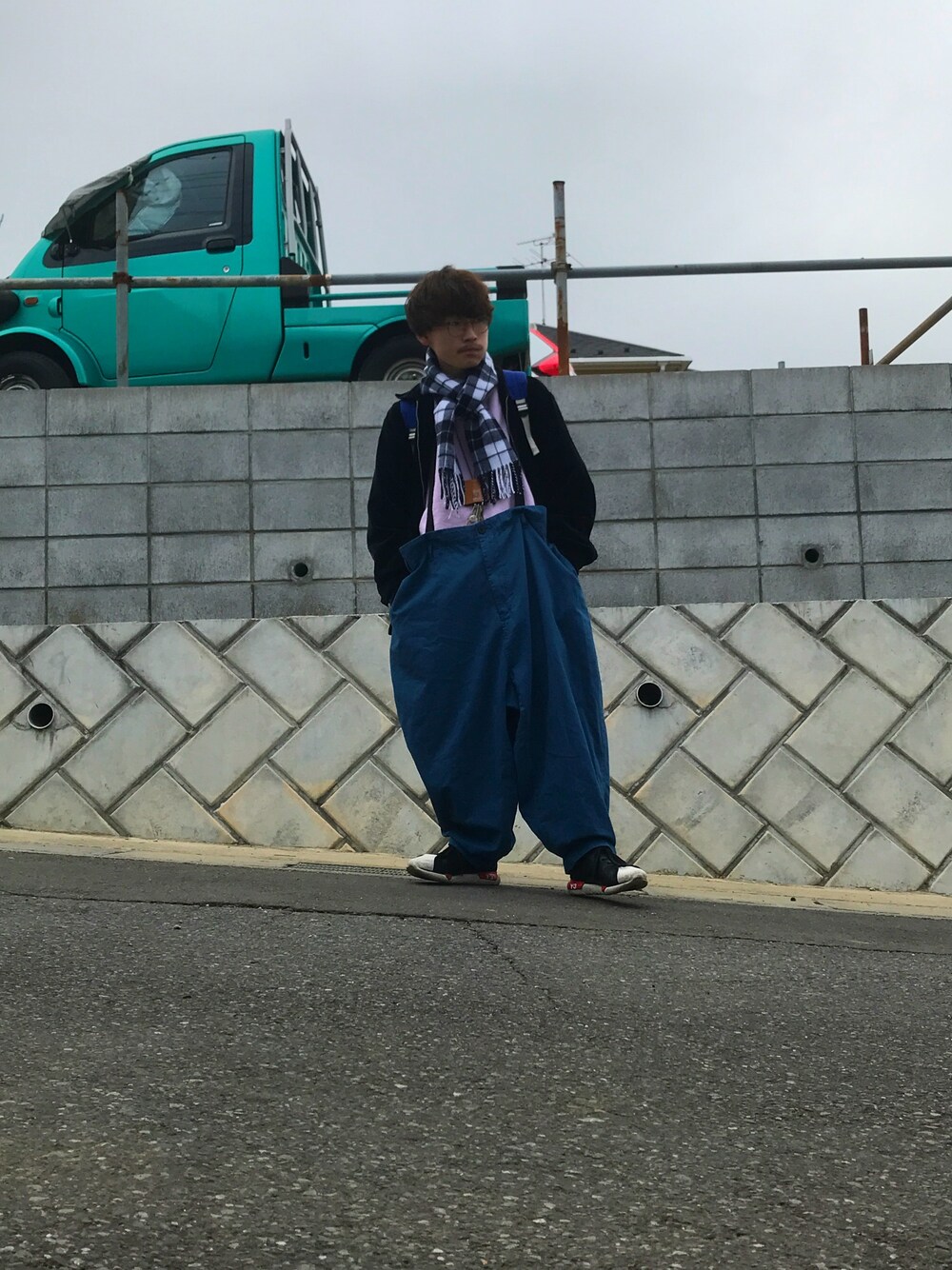 「おしゃれさんと繋がりたい、ootd、オーバーオール、ピンクコーデ、COMME des GARCONS、伊達メガネ、大学生、ビックシルエット」｜「Y-3のQASA SHELL（スニーカー、ブラック系）」を使った、takumi.さん（メンズ・165cm）の冬コーディネートの1枚目の写真