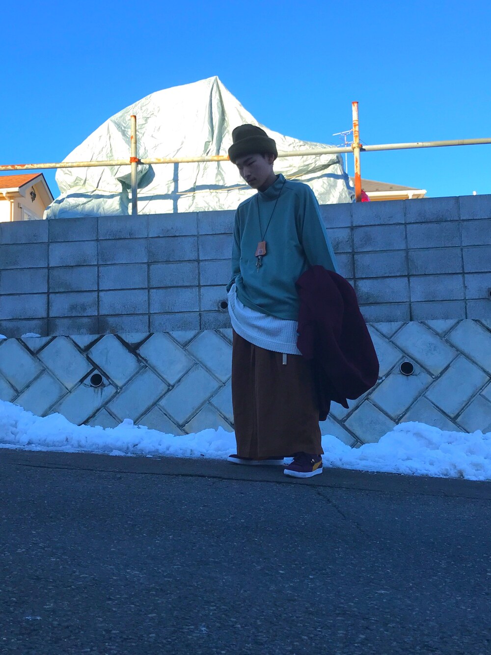 「おしゃれさんと繋がりたい、ootd、ワイドパンツ、ブラウンパンツ、袴、2017AW、2018ss、ニットキャップ、puma suede、スニーカー」｜「PUMAのPUMA プーマ SUEDE Classic + 84WINETASTING-B（スニーカー、レッド系）」を使った、takumi.さん（メンズ・165cm）の冬コーディネートの1枚目の写真