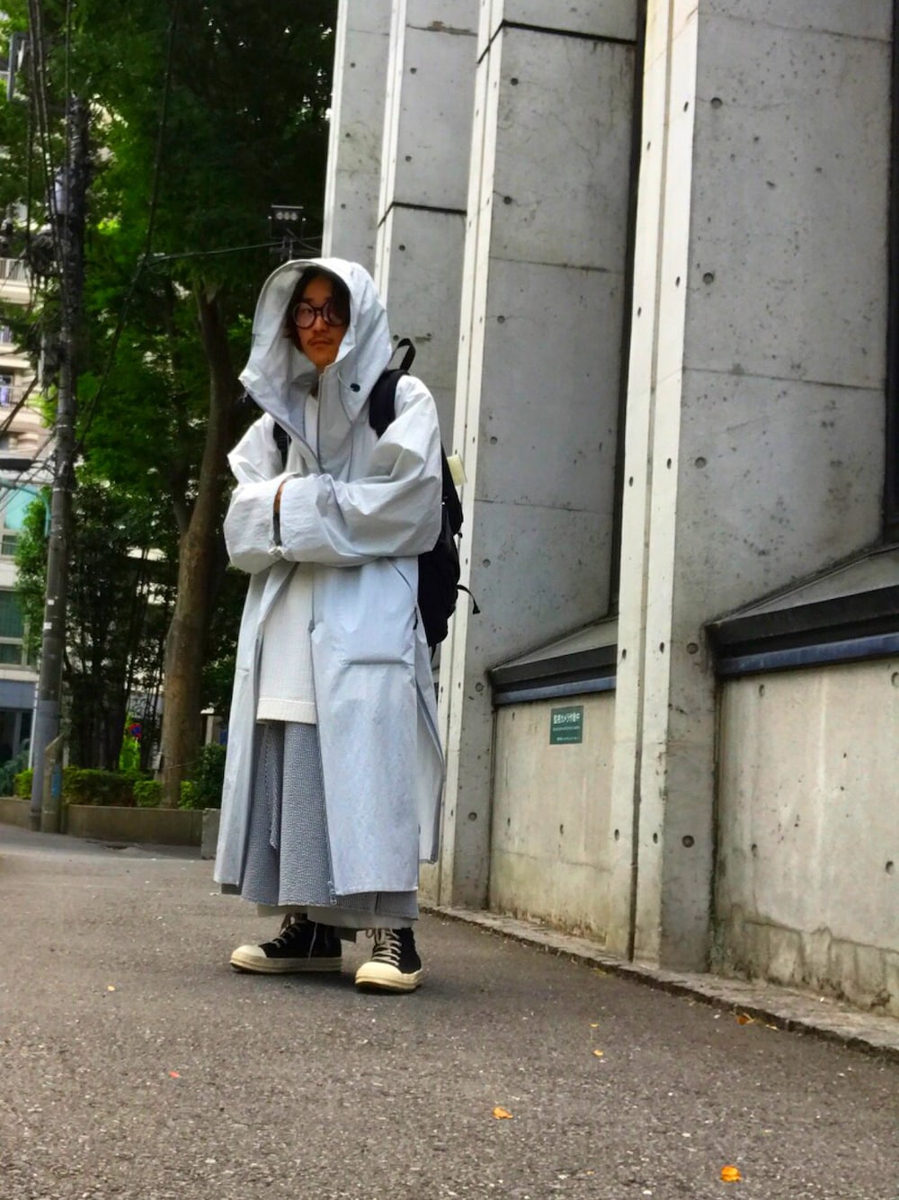 「おしゃれさんと繋がりたい、ootd、カッパ、春コーデ、スカート、メンズスカート、iii3、RICK OWENS、古着ミックス、大学生」｜「DRKSHDW by RICK OWENSのアイテム（スニーカー、ブラック系）」を使った、takumi.さん（メンズ・165cm）の春コーディネートの1枚目の写真