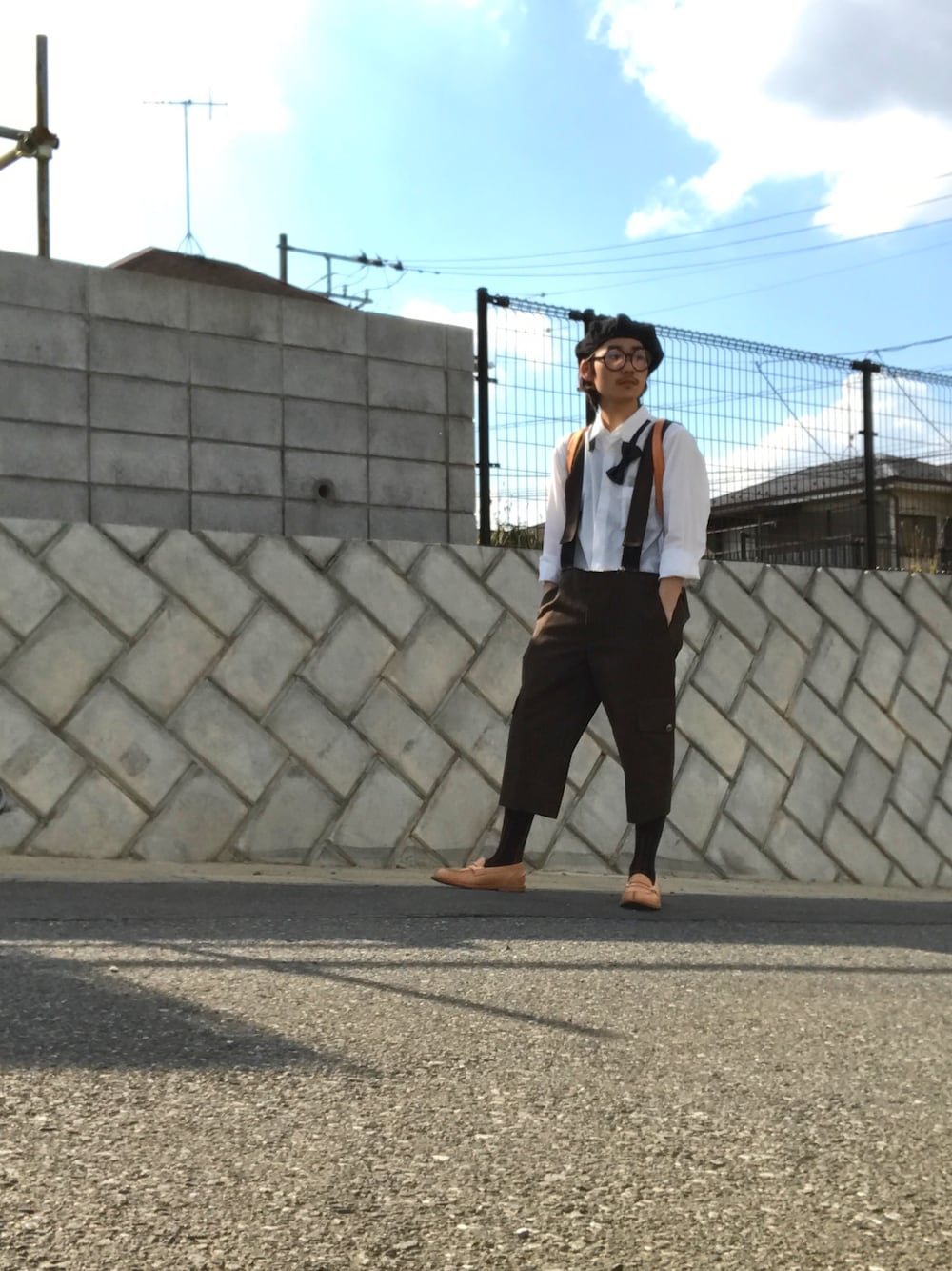 「サロペット、オーバーオール、COMME des GARCONS、ローファー、キャスケット、ﾁｮｳﾈｸﾀｲ、丸メガネ、iii3、ootd、お洒落さんとつながりたい」｜「Hender SchemeのHender Scheme(エンダー スキーマ) slouchy（ローファー、ベージュ系）」を使った、takumi.さん（メンズ・165cm）の春コーディネートの1枚目の写真