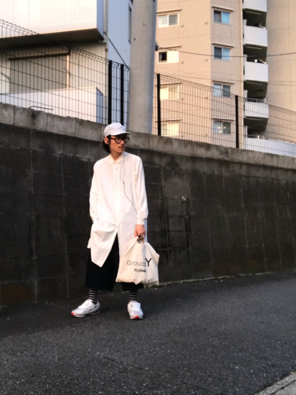 「シンプル、シャツコート、白シャツ、adidas、めがね、ハイテクスニーカー、キャップ、大学生、ロングシャツ、ストライプ」｜「RAF SIMONSのアイテム（スニーカー、ホワイト系）」を使った、takumi.さん（メンズ・165cm）の夏コーディネートの1枚目の写真
