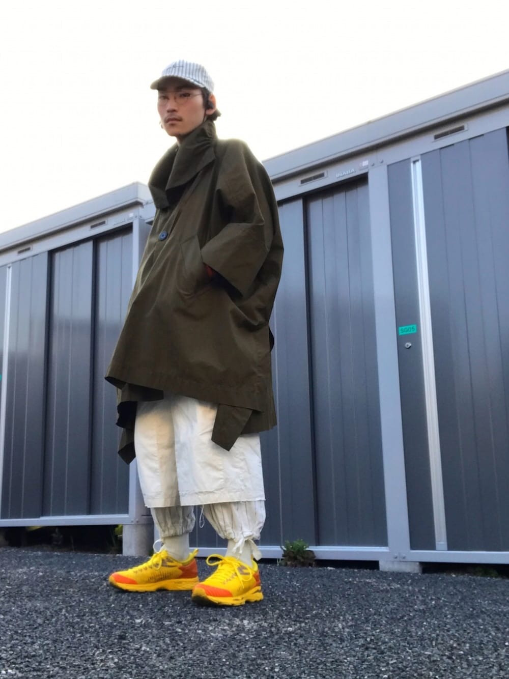 「オーバーサイズ、コーディネート、吾亦紅、iii3、Vivienne Westwood、HAUD、kiko kostadinov、おしゃれさんと繋がりたい、大学生」｜「asics × Kiko Kostadinovの19ss Gel-Delva（スニーカー、イエロー系）」を使った、takumi.さん（メンズ・165cm）の春コーディネートの1枚目の写真