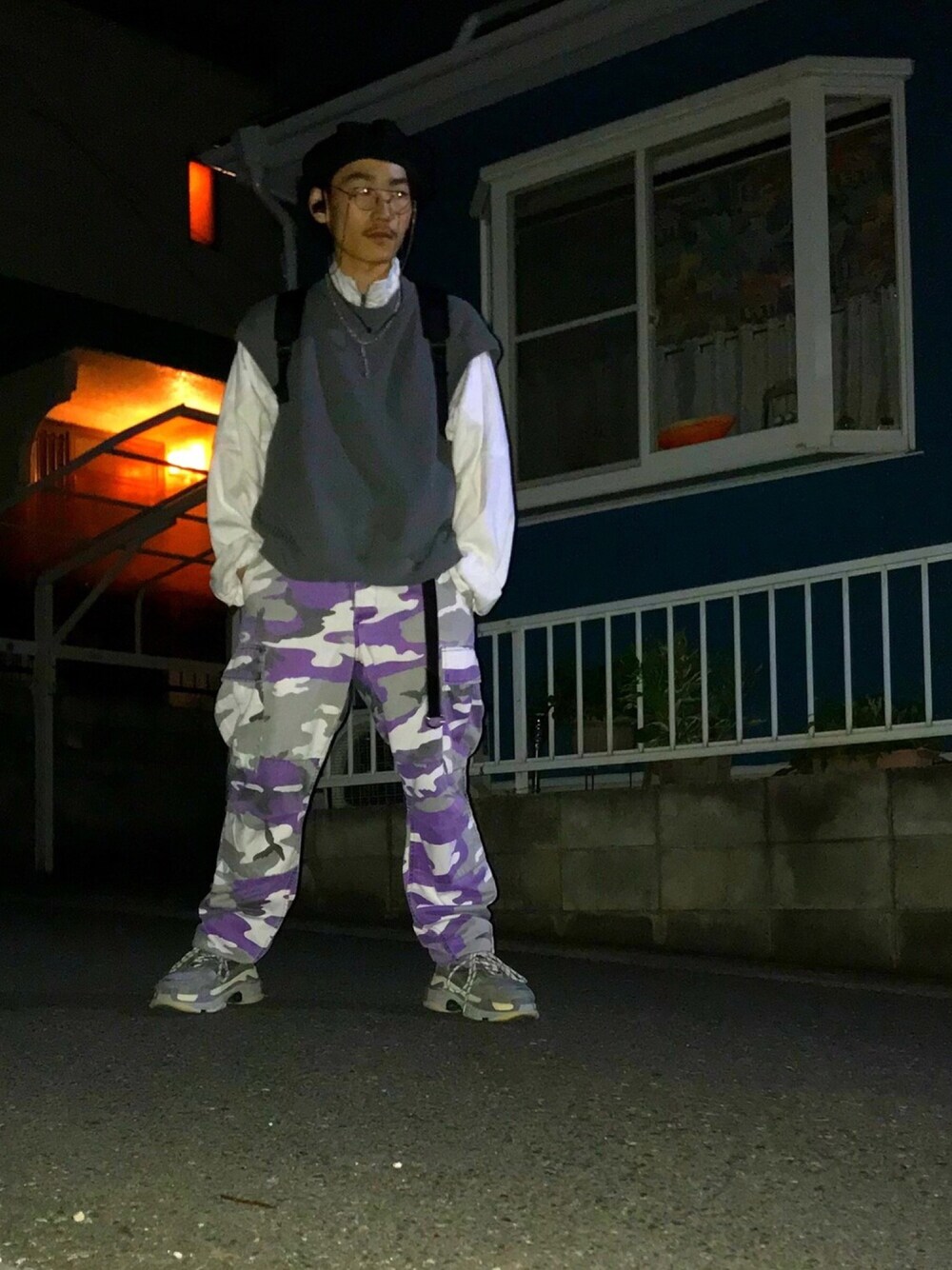 「BALENCIAGA、URU、大学生、軍物、おしゃれさんと繋がりたい、お洒落さんとつながりたい、オーバーサイズ、triples、ベスト」｜「BALENCIAGAのtriple S sneakers TRIPLE S TRAINERS（スニーカー、グレー系）」を使った、takumi.さん（メンズ・165cm）の春コーディネートの1枚目の写真