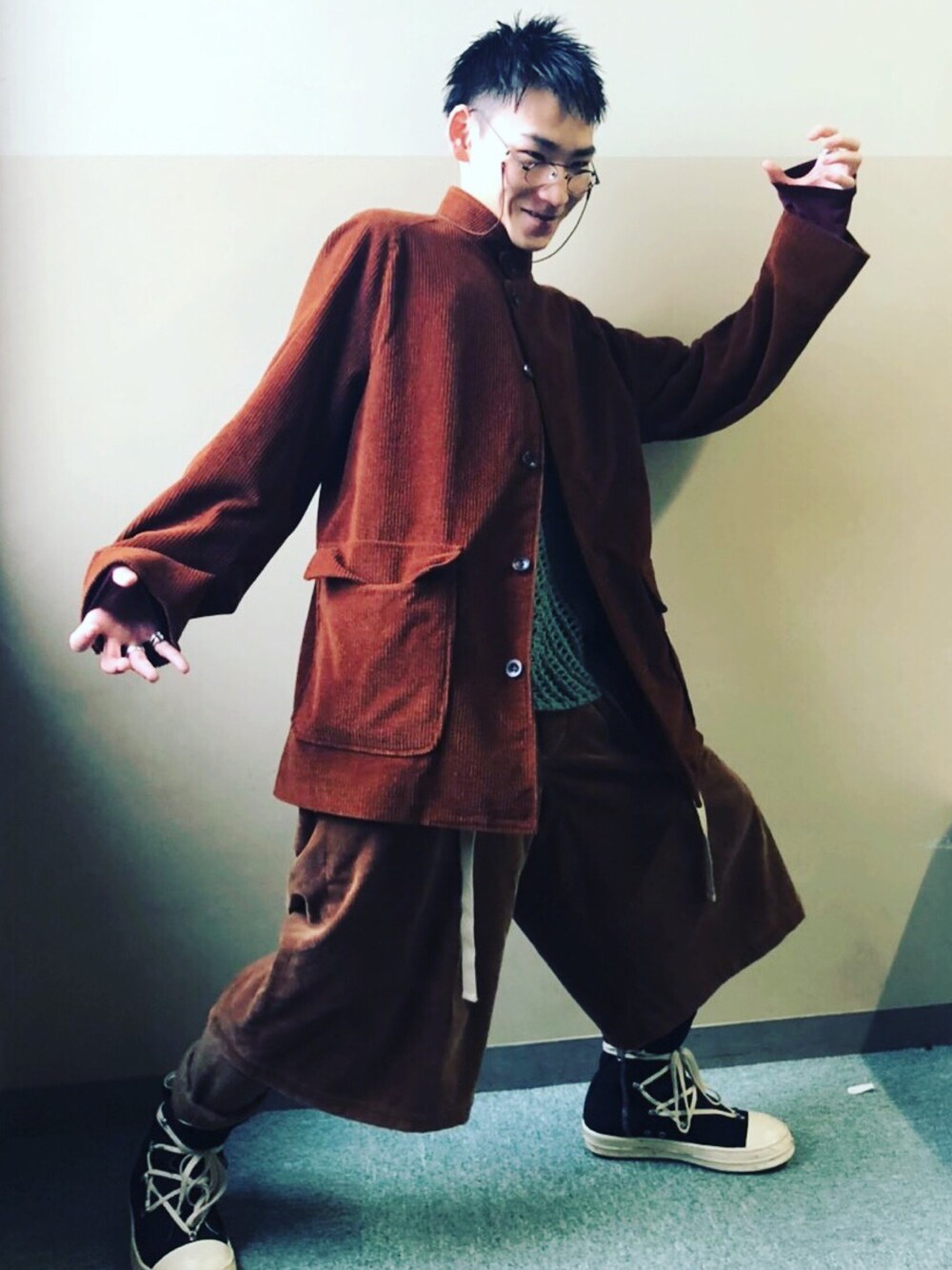「秋のコーデ、おしゃれさんと繋がりたい、秋色、秋冬、ブラウン、大学生、大人コーデ」｜「DRKSHDW by RICK OWENSのアイテム（ブーツ、ブラック系）」を使った、takumi.さん（メンズ・165cm）の秋コーディネートの1枚目の写真
