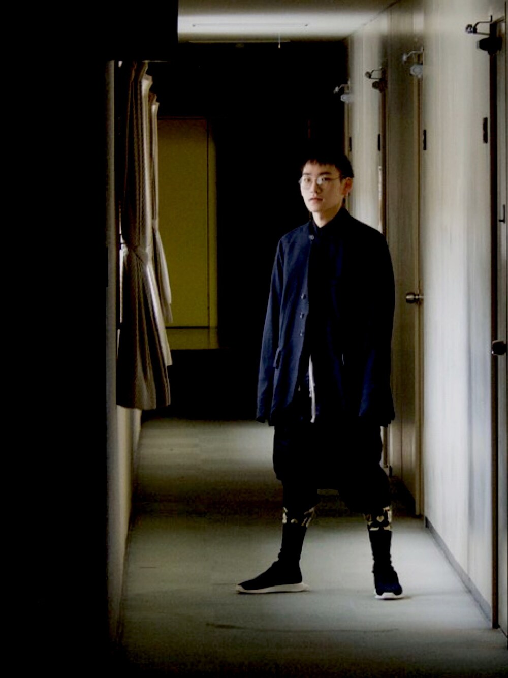 「秋のコーデ、ブラック、スニーカー、モノトーン、モード、大学生、めがね」｜「DRKSHDWの【DRKSHDW】WOVEN SHOES - RUNNER STRETCH SOCK LOW（スニーカー、ブラック系）」を使った、takumi.さん（メンズ・165cm）の秋コーディネートの1枚目の写真