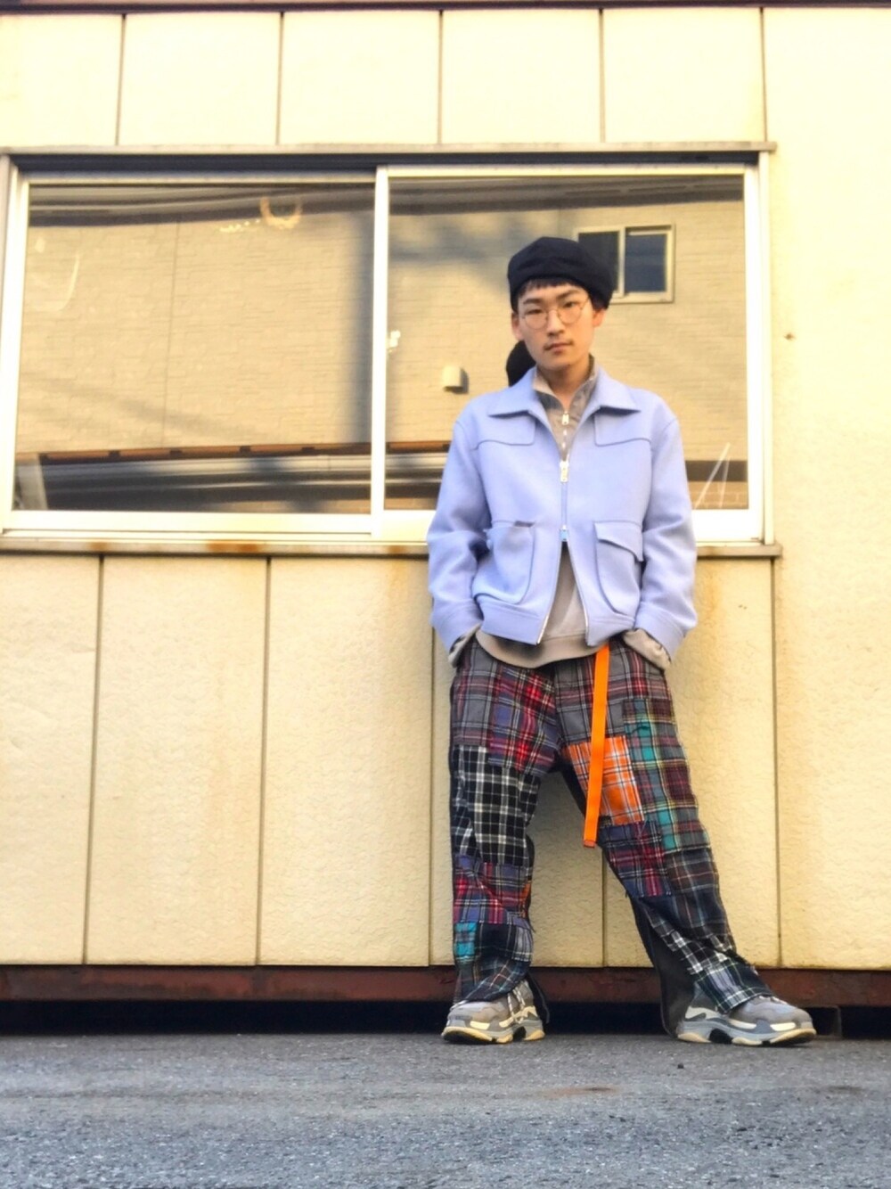 「お洒落さんとつながりたい、休日スタイル、春コーデ、いいね、save、フォローお願いします🤑、古着MIX、ゆるコーデ、チェック、ストリート、ootd、めがね」｜「BALENCIAGAのtriple S sneakers TRIPLE S TRAINERS（スニーカー、グレー系）」を使った、takumi.さん（メンズ・165cm）の春コーディネートの1枚目の写真