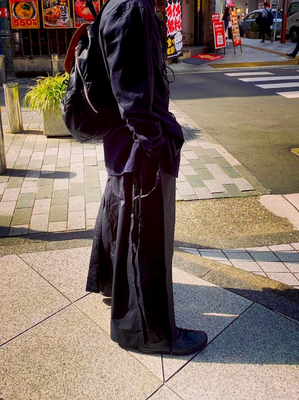 「お洒落さんとつながりたい、オーバーサイズ、黒コーデ、休日コーデ、黒、yohjiyamamoto、CRAIG GREEN、新宿、ootd」｜「CONVERSEのCONVERSE/コンバース/LEATHER ALL STAR HI/32044997210（スニーカー、ブラック系）」を使った、takumi.さん（メンズ・165cm）の春コーディネートの1枚目の写真