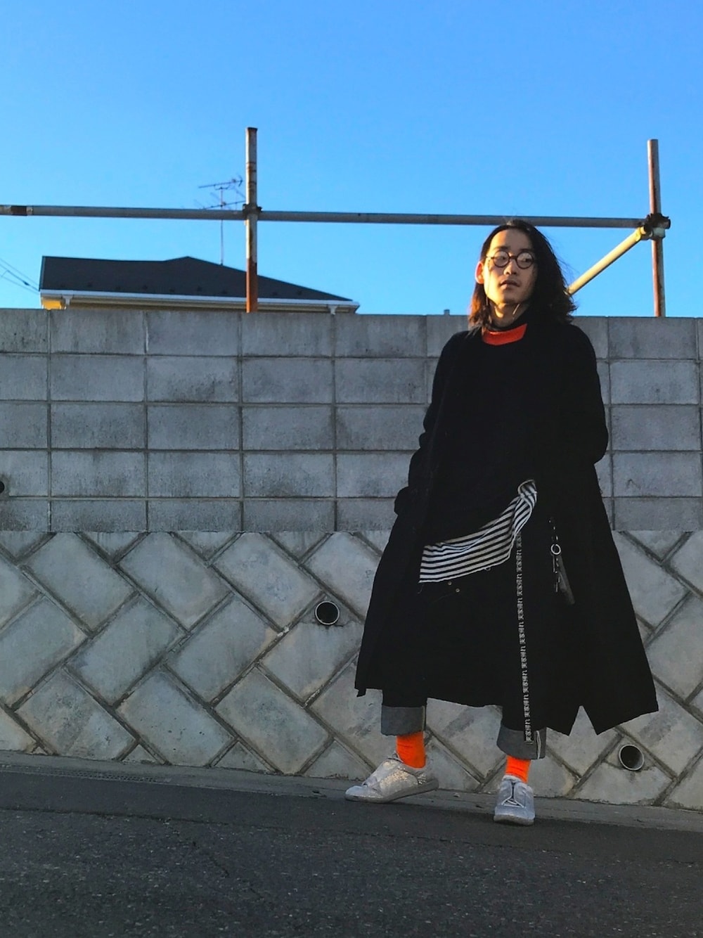「お洒落さんとつながりたい、デニムパンツ、レイヤードスタイル、モード、春めきシューズ、ビッグシルエット、ハイブランド、スニーカーコーデ、ootd、コート」｜「Maison MargielaのMaison Margiela - スリッポンスニーカー - men - レザー/rubber - 44（スニーカー、ブラック系）」を使った、takumi.さん（メンズ・165cm）の春コーディネートの1枚目の写真