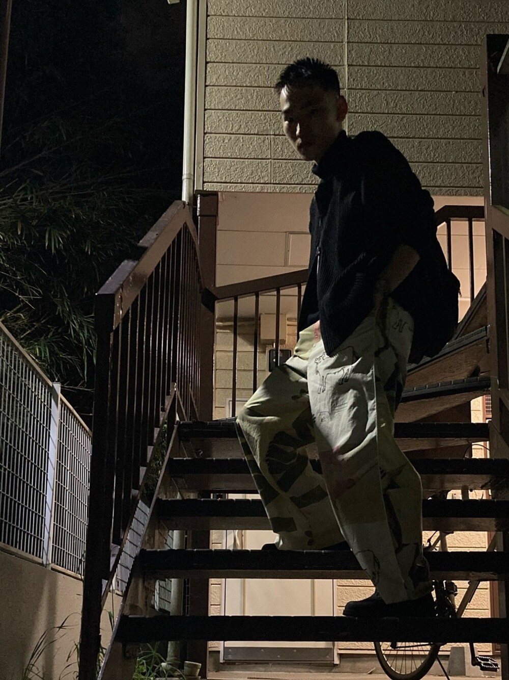 「これが私をアゲる服、シンプル、春夏コーデ、休日スタイル、お洒落さんとつながりたい、ラフ、柄パンツ、ootd、韓国ファッション、革靴」｜「HOMME PLISSE ISSEY MIYAKEのアイテム（ベスト、ブラック系）」を使った、takumi.さん（メンズ・165cm）の春コーディネートの1枚目の写真