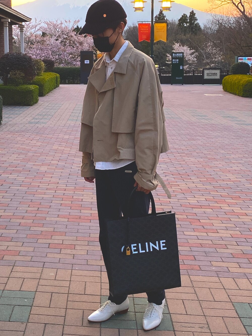 「お洒落さんとつながりたい、休日スタイル、御殿場プレミアムアウトレット」｜「CELINEのアイテム（トートバッグ、ブラック系）」を使った、rmさん（メンズ・173cm）の春コーディネートの1枚目の写真