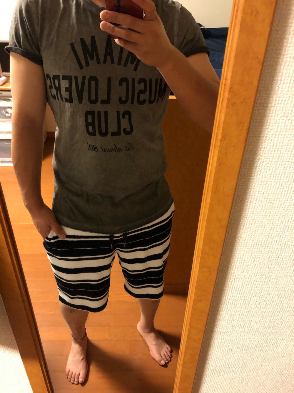 「カジュアルコーデ、ボーダーハーフパンツ、夏コーデ、おしゃれさんと繋がりたい」｜「DIESELのDIESEL T-shirts（Tシャツ/カットソー、グレー系）」を使った、Naoさん（メンズ・180cm）の夏コーディネートの1枚目の写真