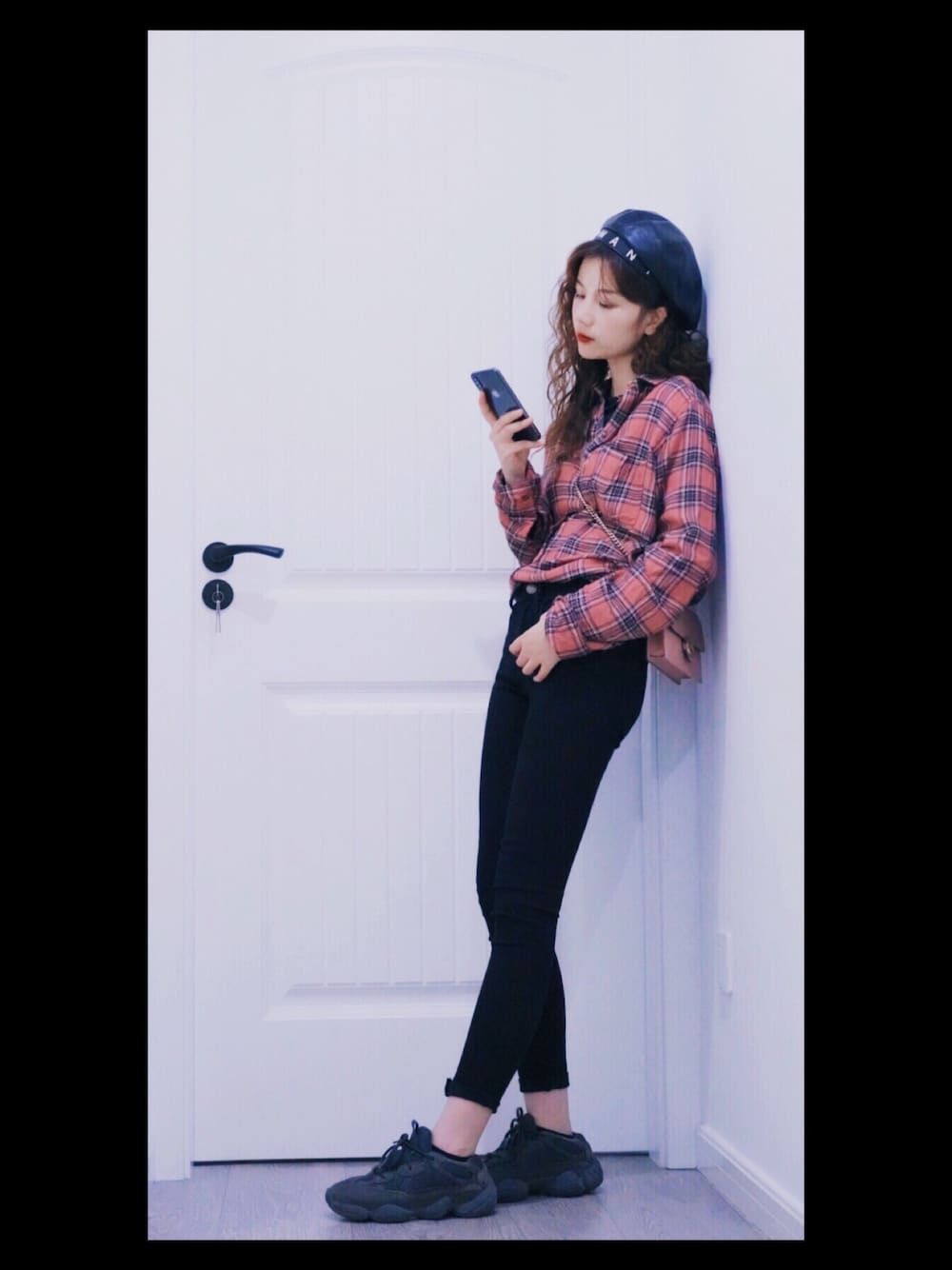 「街头搭配」｜「Hollisterのアイテム（シャツ/ブラウス、レッド系）」を使った、乌乌皮さん（レディース・160cm）の秋コーディネートの1枚目の写真