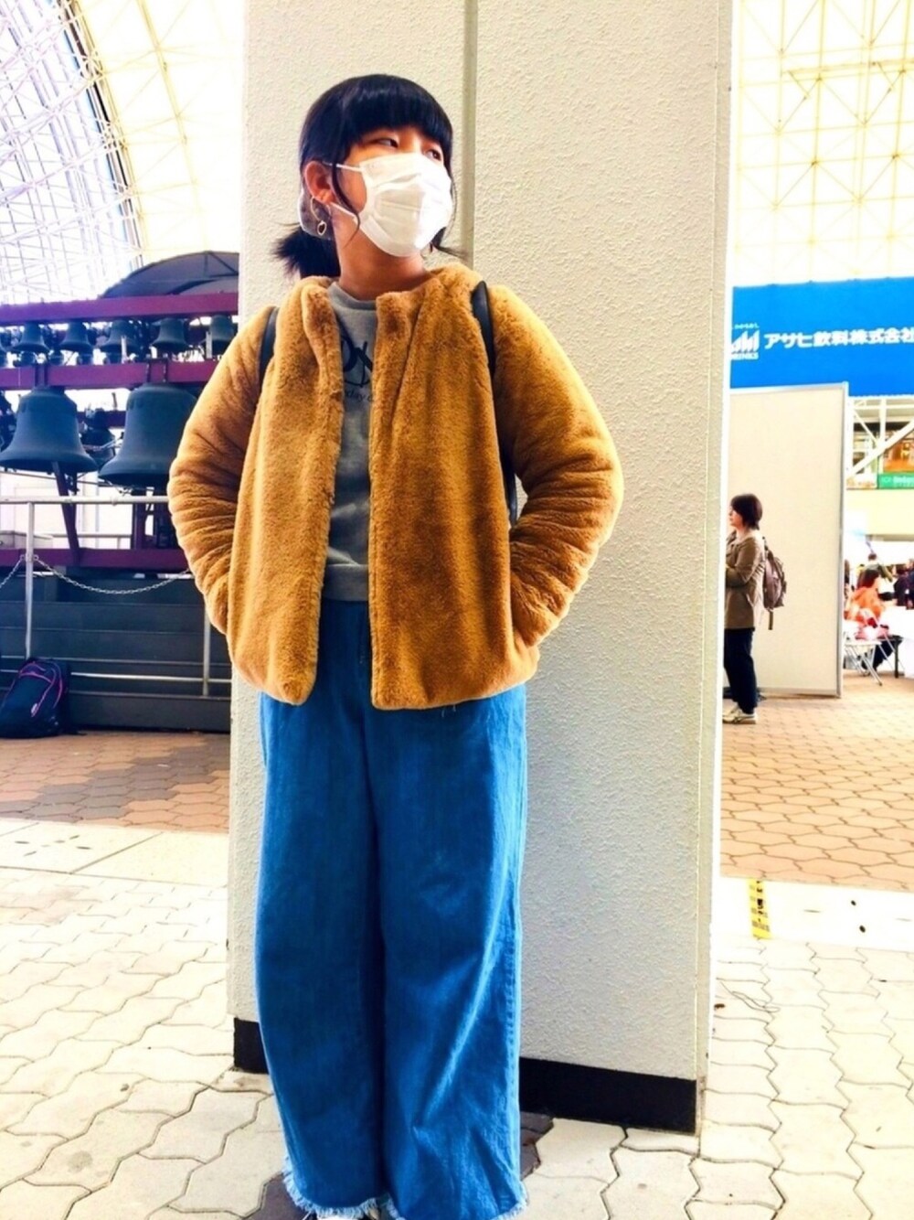 「秋冬コーデ、ファー、あったかコーデ、ワイドパンツ、デニム、キッズコーデ」｜「GRLのアイテム（ジャケット/アウター、ベージュ系）」を使った、Ichikaさん（レディース・153cm）の秋コーディネートの1枚目の写真