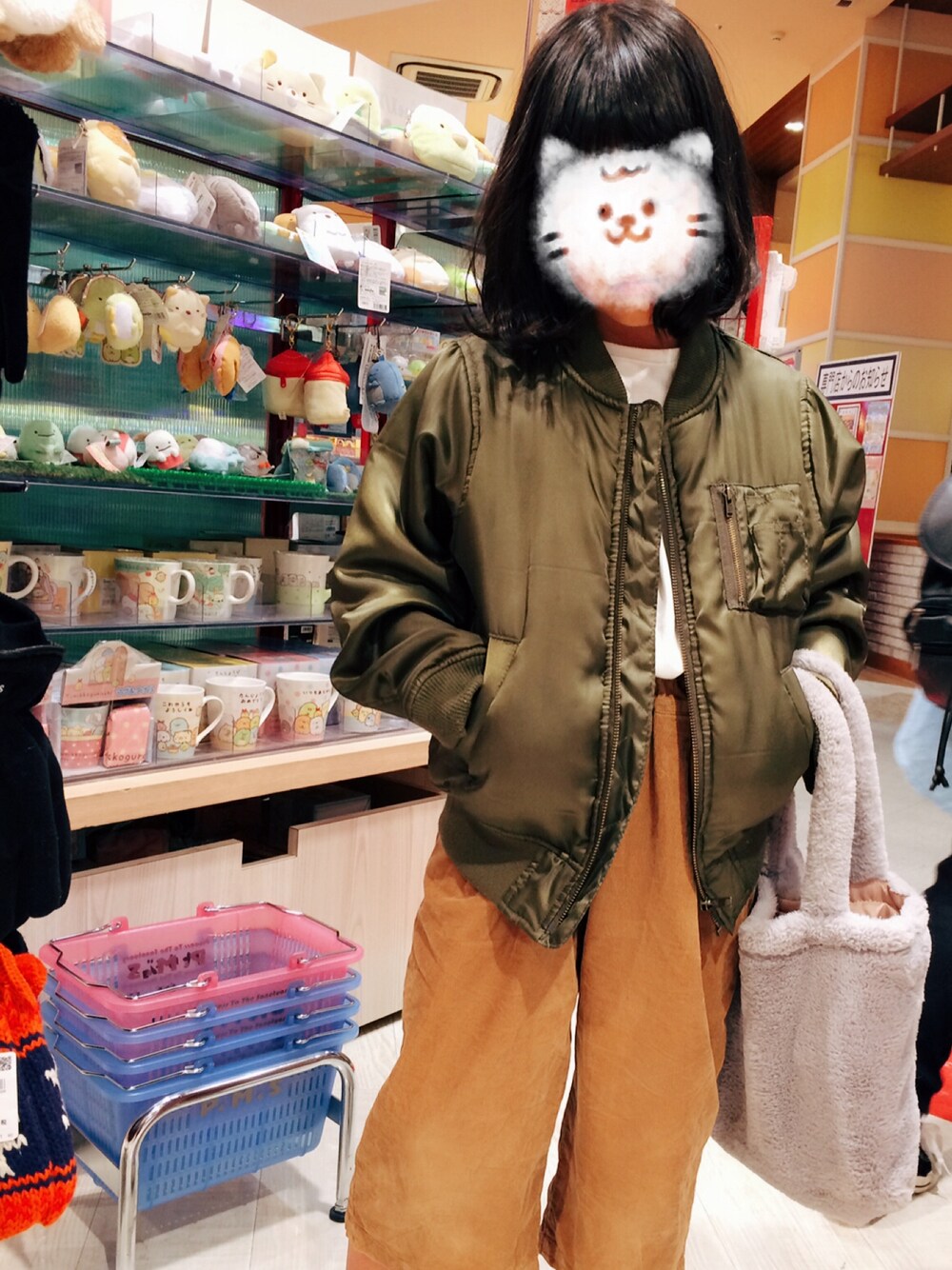 「キッズコーデ、秋冬コーデ、MA-1、女の子」｜「GUのアイテム（パンツ、ブラウン系）」を使った、Ichikaさん（キッズ・124cm）の冬コーディネートの1枚目の写真