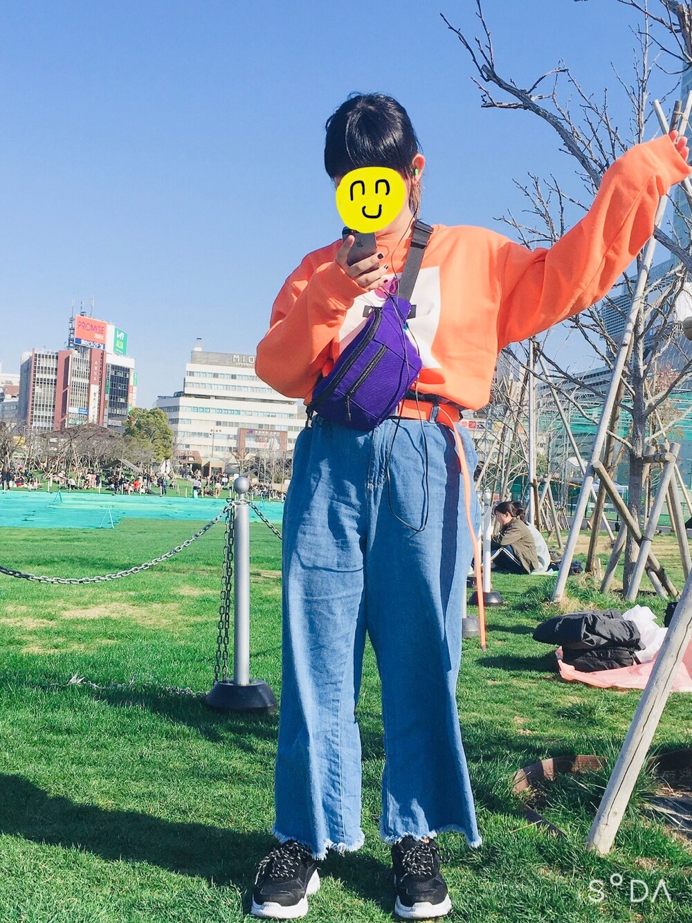 「ピープス女子、ストリート、ビタミンカラー、デニム、小学生、キッズコーデ」｜「WEGOのアイテム（トップス、オレンジ系）」を使った、Ichikaさん（レディース・155cm）の春コーディネートの1枚目の写真