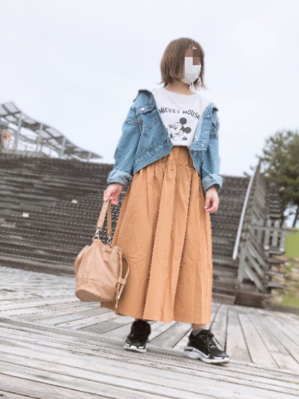 「休日スタイル、巾着バッグ、ゆるコーデ、ママコーデ、デニムジャケット、ロングスカート、今日のコーデ、オトナカジュアル、Tシャツコーデ、低身長」｜「titivateのﾃｨｱｰﾄﾞﾛﾝｸﾞｽｶｰﾄ（スカート、イエロー系）」を使った、Ichikaさん（レディース・145cm）の春コーディネートの1枚目の写真