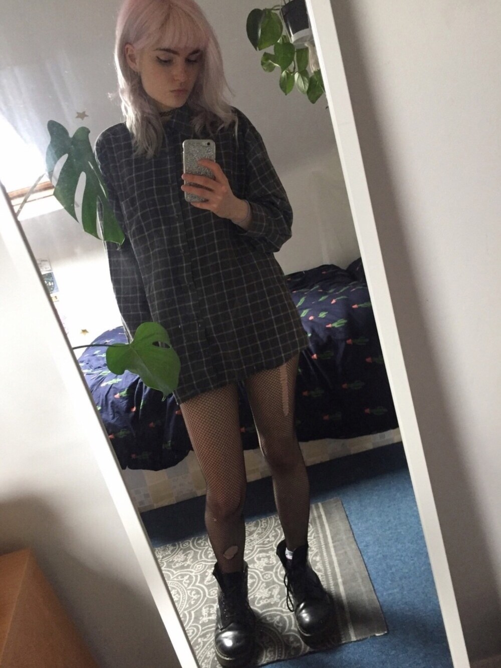 グレー系のシャツ/ブラウス、ブラック系のブーツを着用したレディースの春コーディネートの1枚目の写真